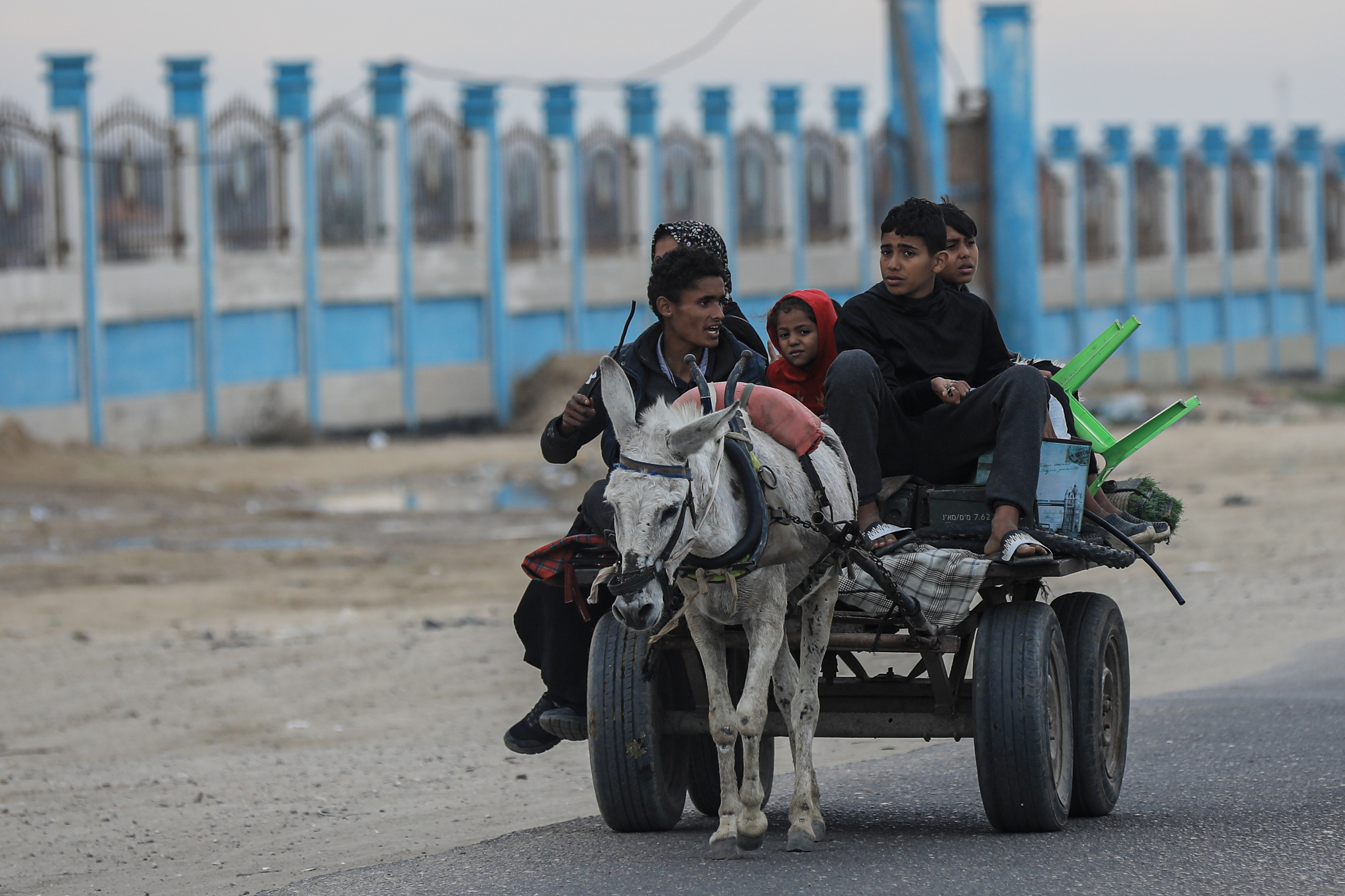 Hundreds flee in Gaza