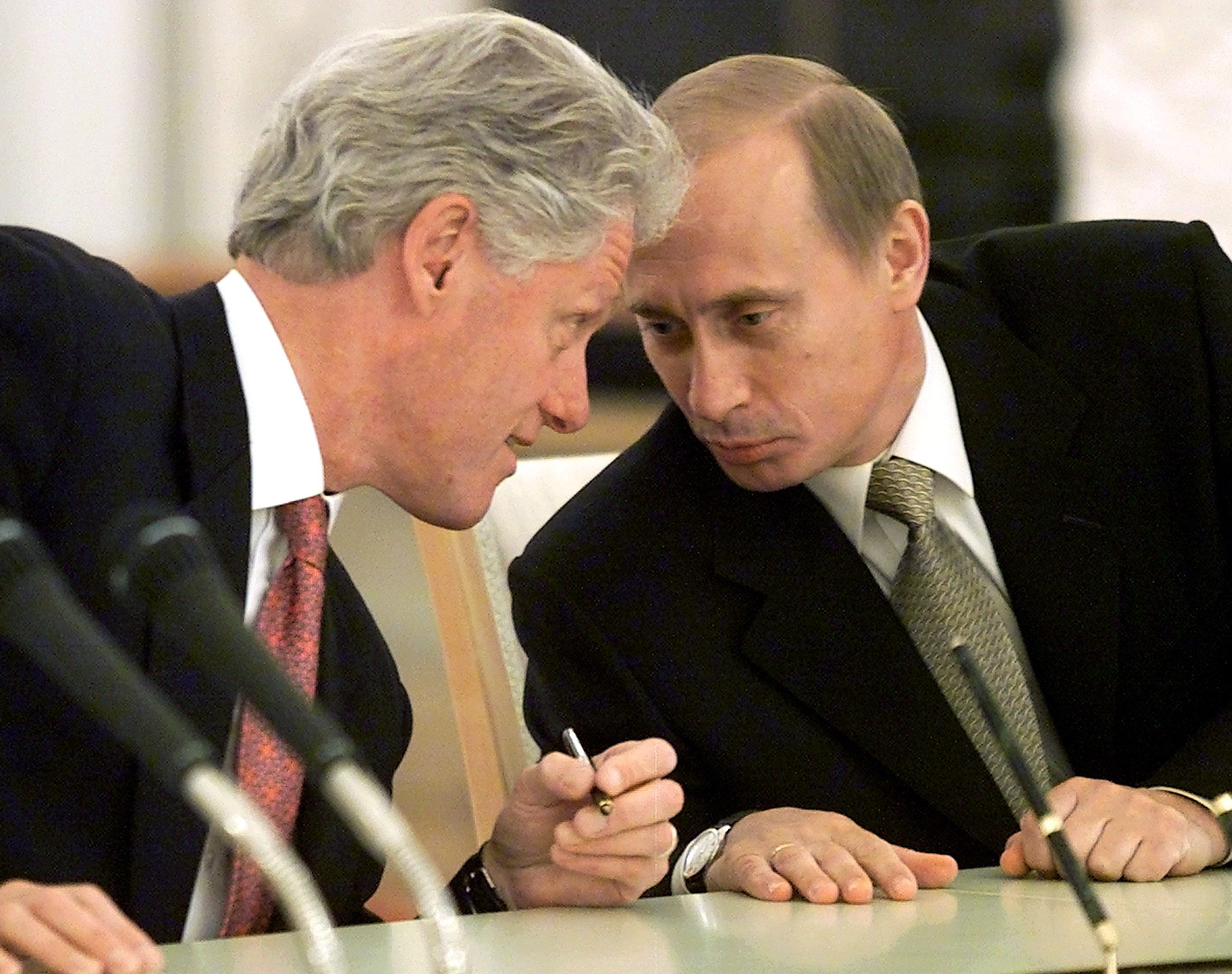 U.S. President Bill Clinton (L) and Russian President Vladimir Putin (R) confer during a ceremony to sign agreements on the establishment of a joint warning center for the exchange of information on missile launches