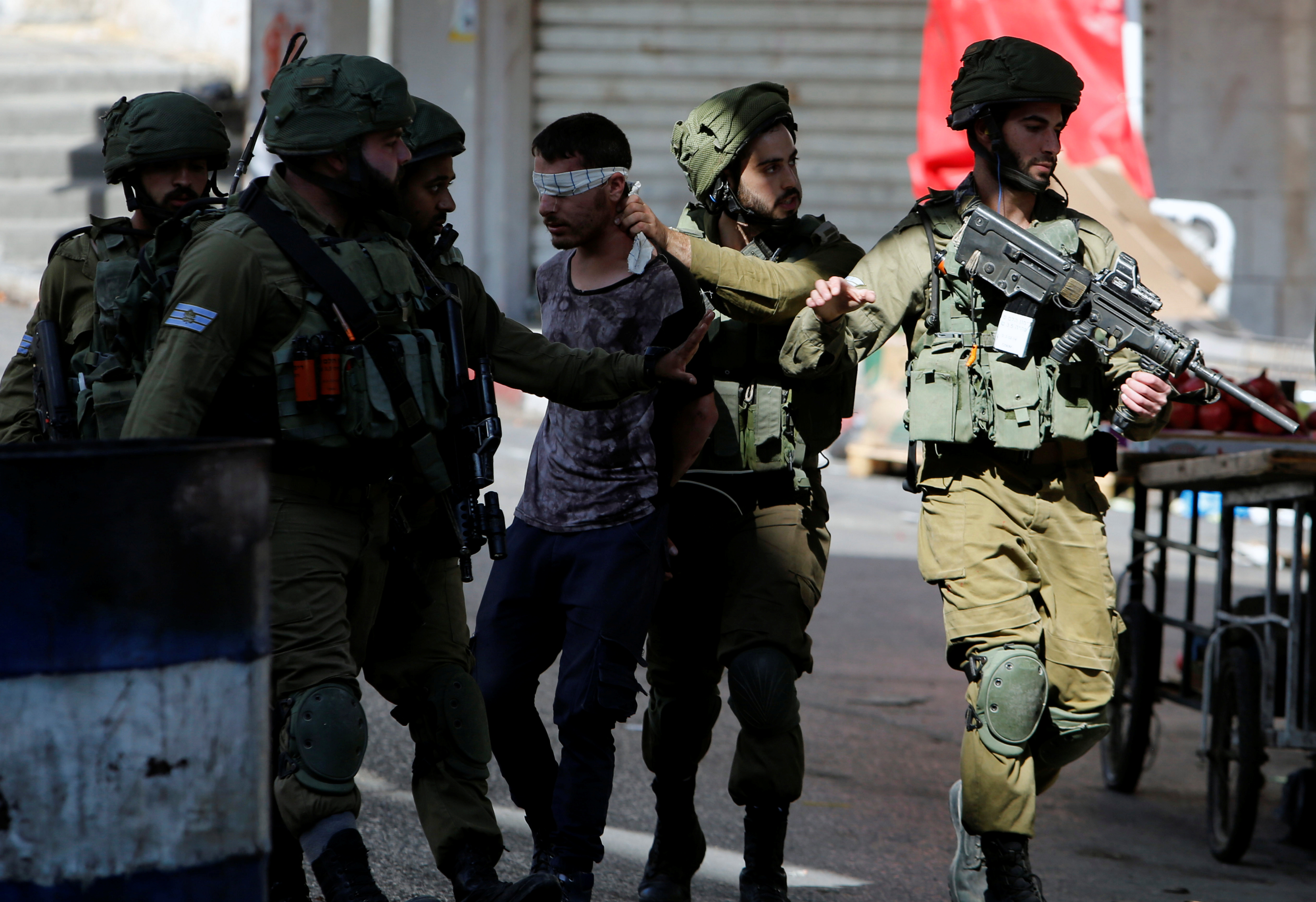 Israeli soldiers detain a Palestinian protester during clashes in the West Bank city of Hebron, September 29, 2017. REUTERS/Mussa Qawasma
