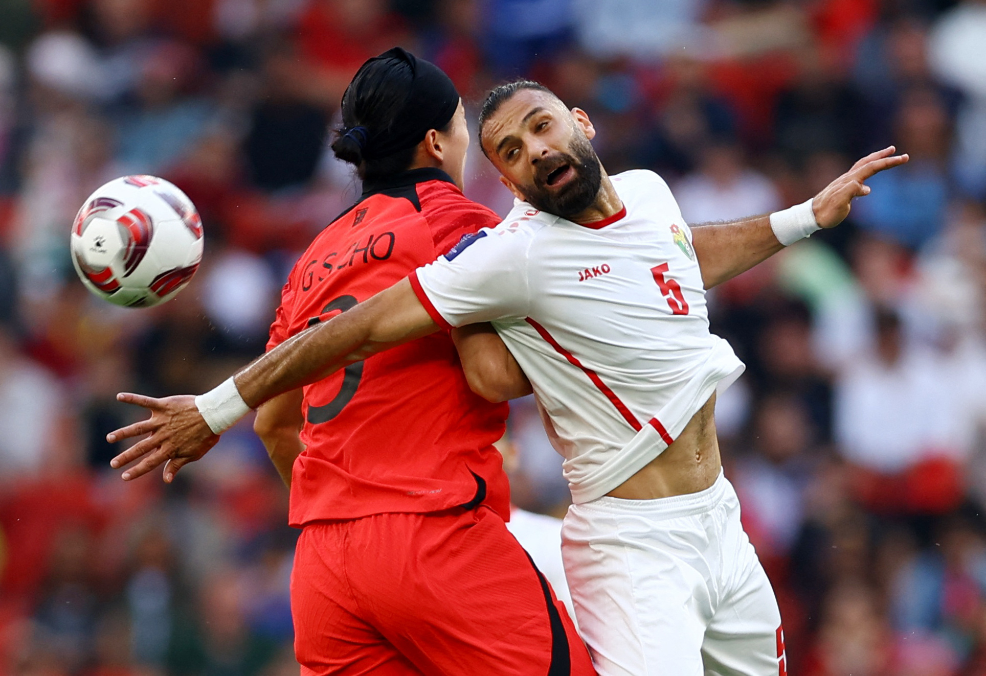 Soccer Football - AFC Asian Cup - Group E - Jordan v South Korea - Al Thumama Stadium, Doha, Qatar - January 20, 2024 South Korea's Cho Gue-Sung in action with Jordan's Yazan Al Arab REUTERS/Molly Darlington