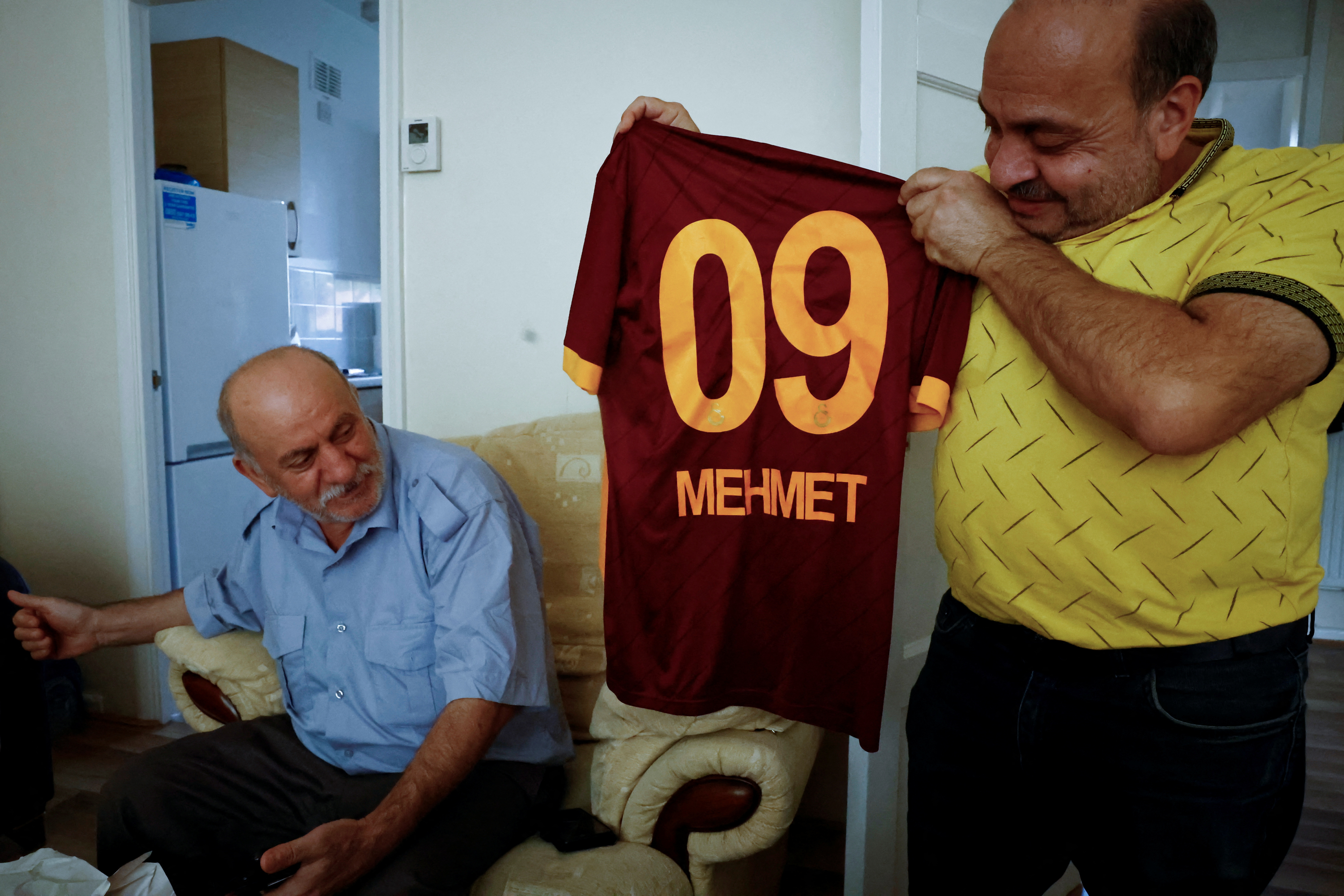 A boy's arduous steps on prosthetic legs after Turkey's earthquake