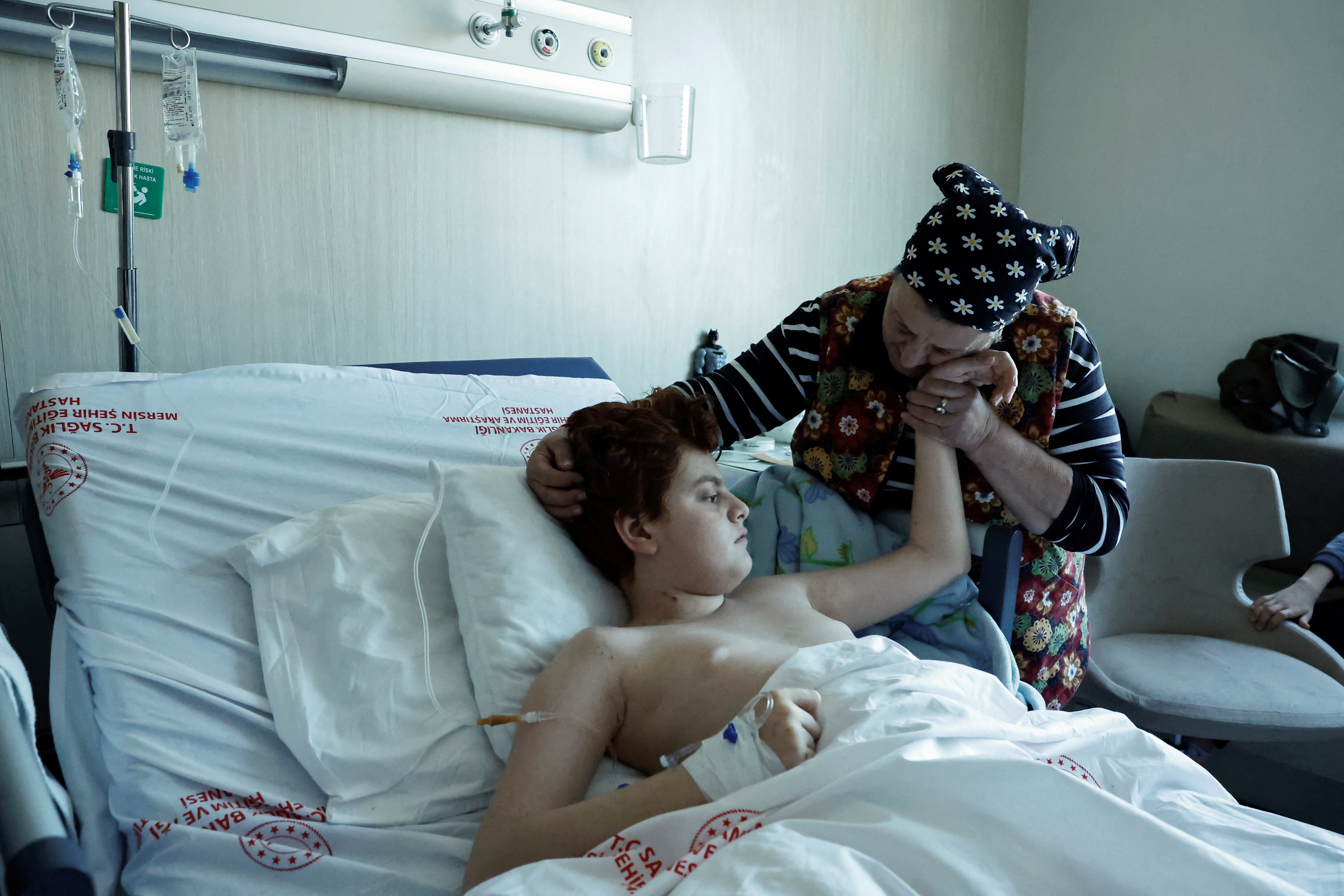 A boy's arduous steps on prosthetic legs after Turkey's earthquake