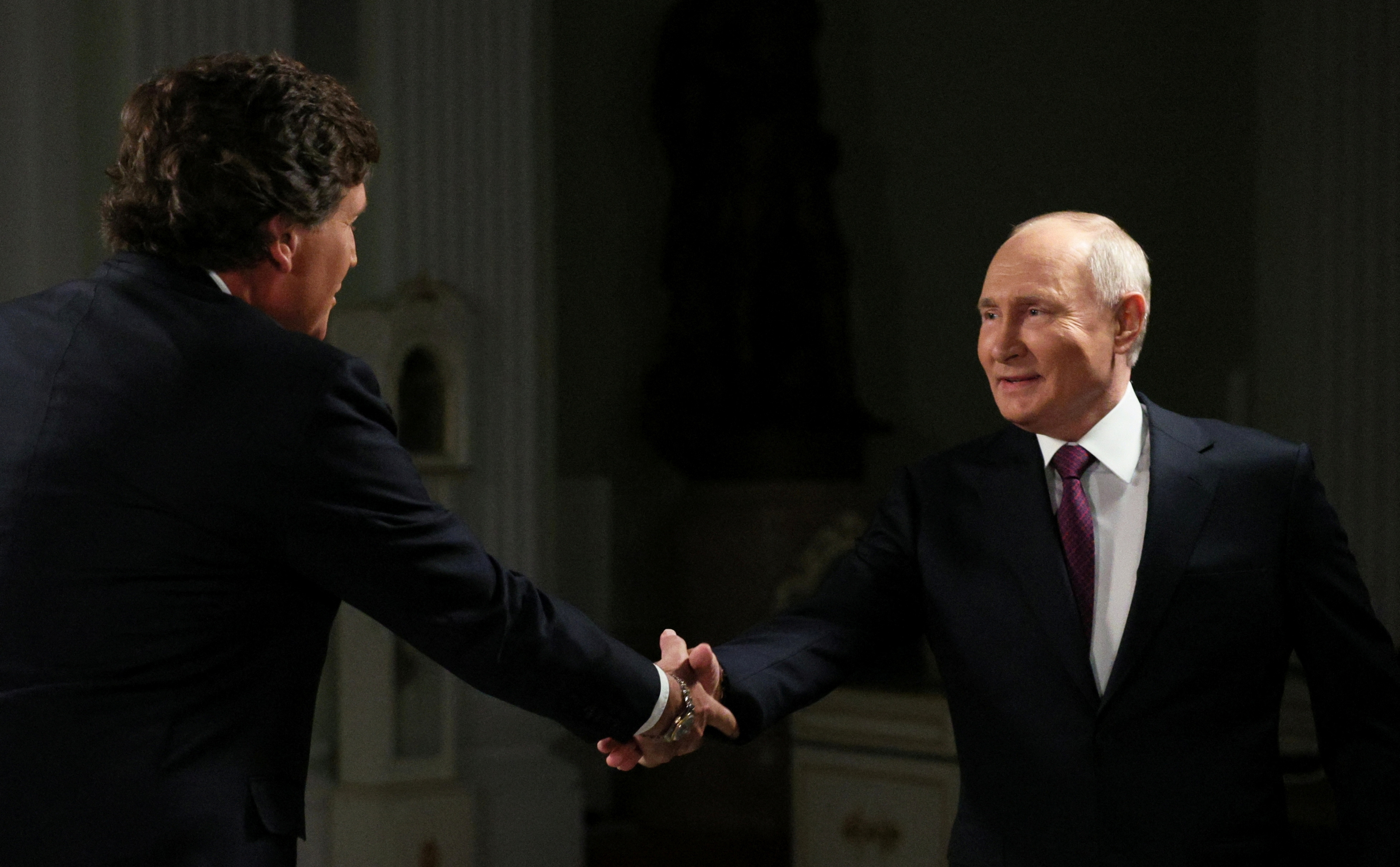 Russian President Vladimir Putin shakes hands with U.S. television host Tucker Carlson during an interview in Moscow, Russia February 6, 2024. Sputnik/Gavriil Grigorov/Kremlin via REUTERS ATTENTION EDITORS - THIS IMAGE WAS PROVIDED BY A THIRD PARTY.