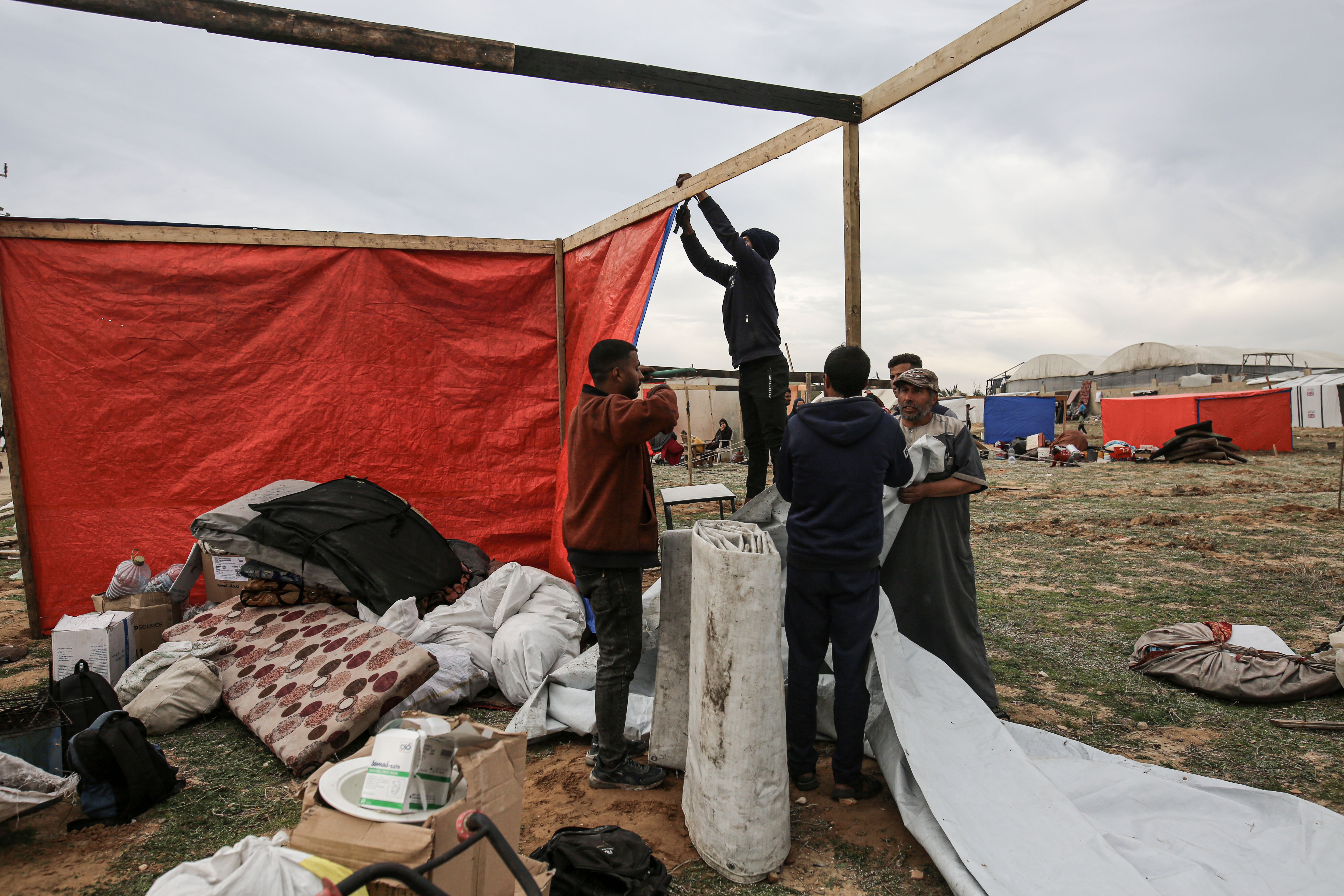 Hundreds flee in Gaza