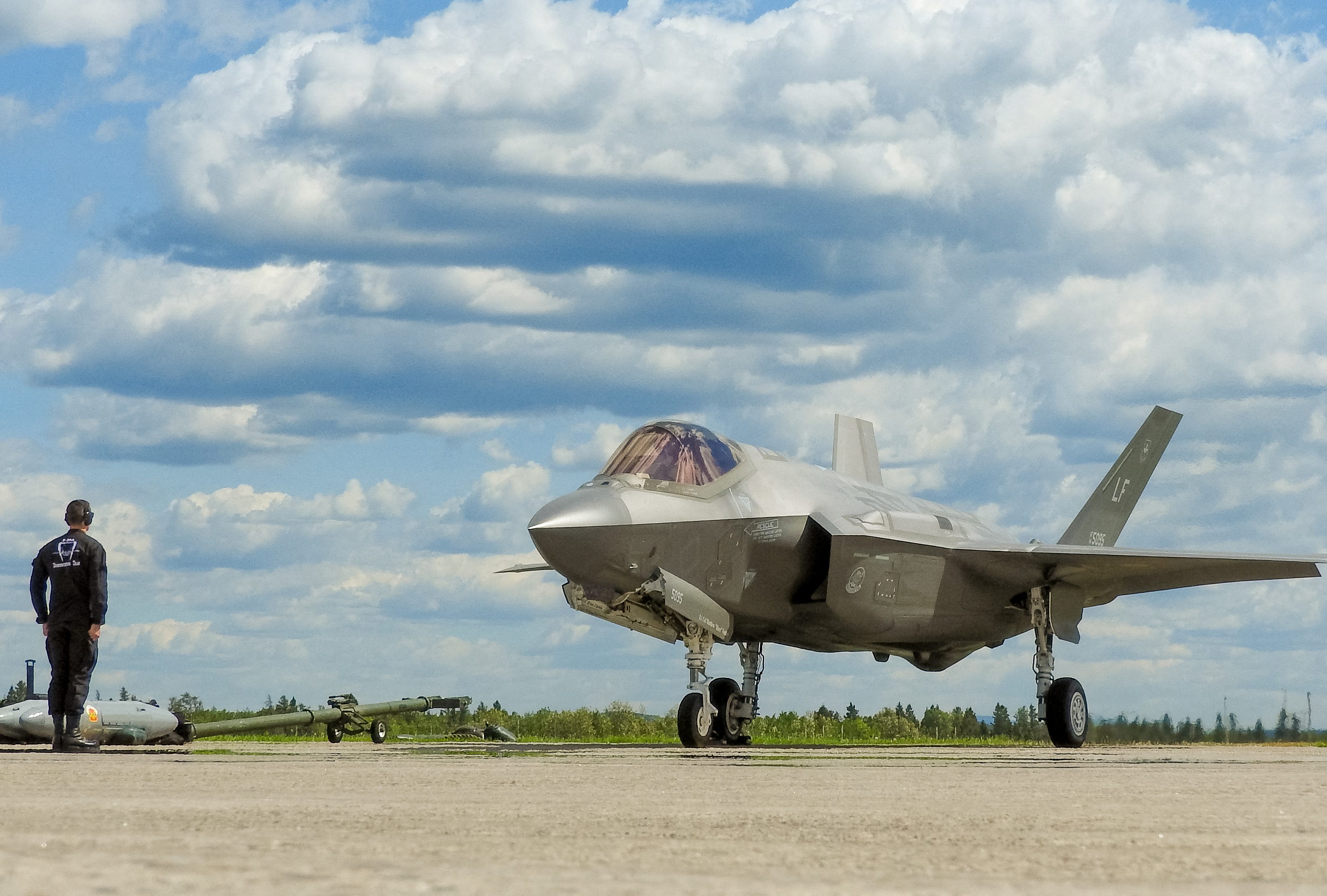 Members of the U.S. Air Force F-35A Lightning II Demonstration Team prepare to launch Captain Andrew "Dojo" Olson, F-35 pilot, during the Bagotville International Air Show in Quebec, Canada, June 22, 2019. U.S. Air Force/Staff Sgt. Jensen Stidham/Handout via REUTERS. THIS IMAGE HAS BEEN SUPPLIED BY A THIRD PARTY.