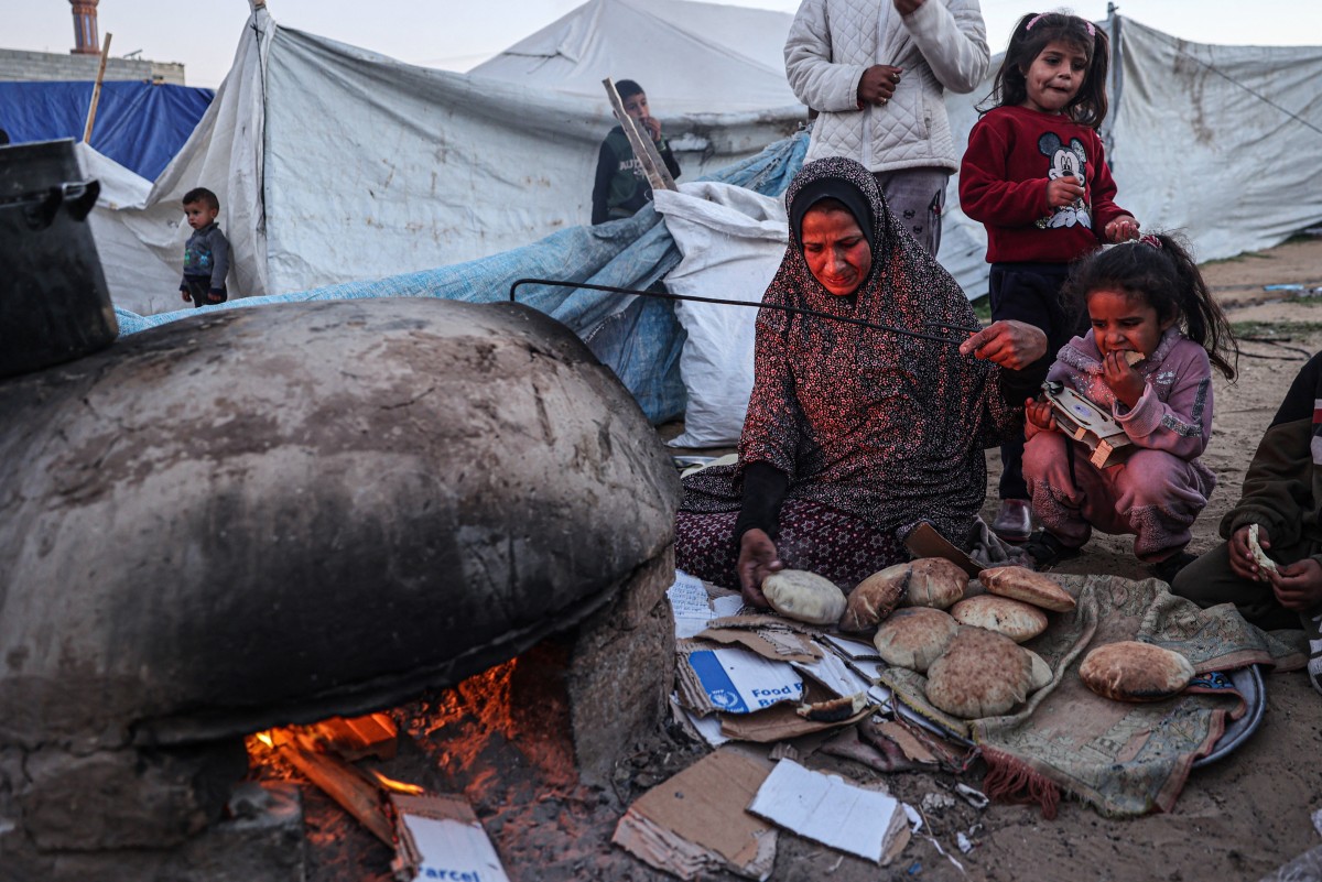 Displaced Palestinians prepare an iftar meal
