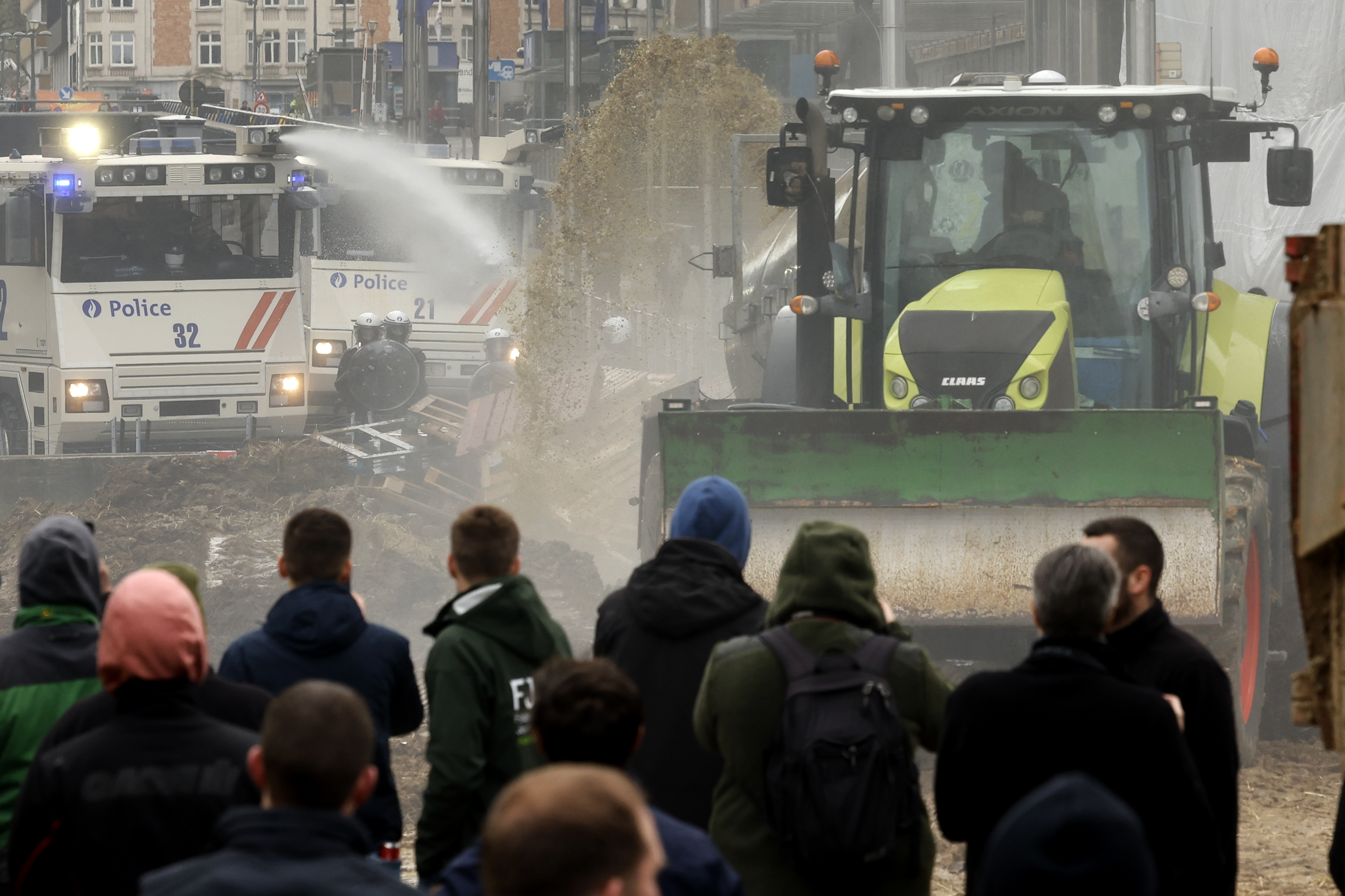 Farmers again block Brussels to protest EU policies