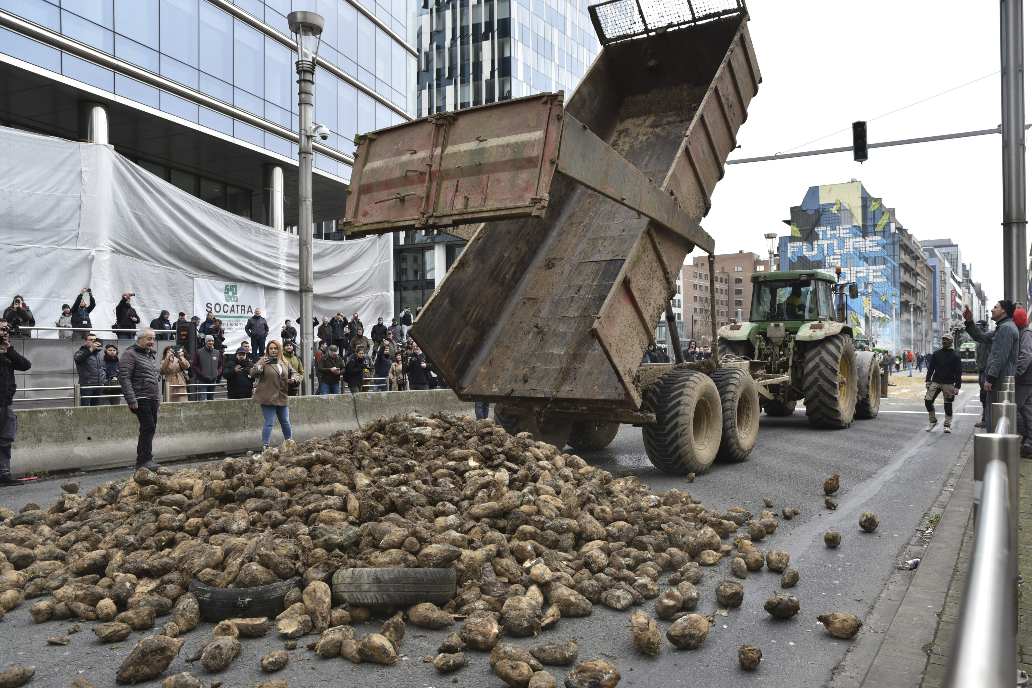 Farmers again block Brussels to protest EU policies