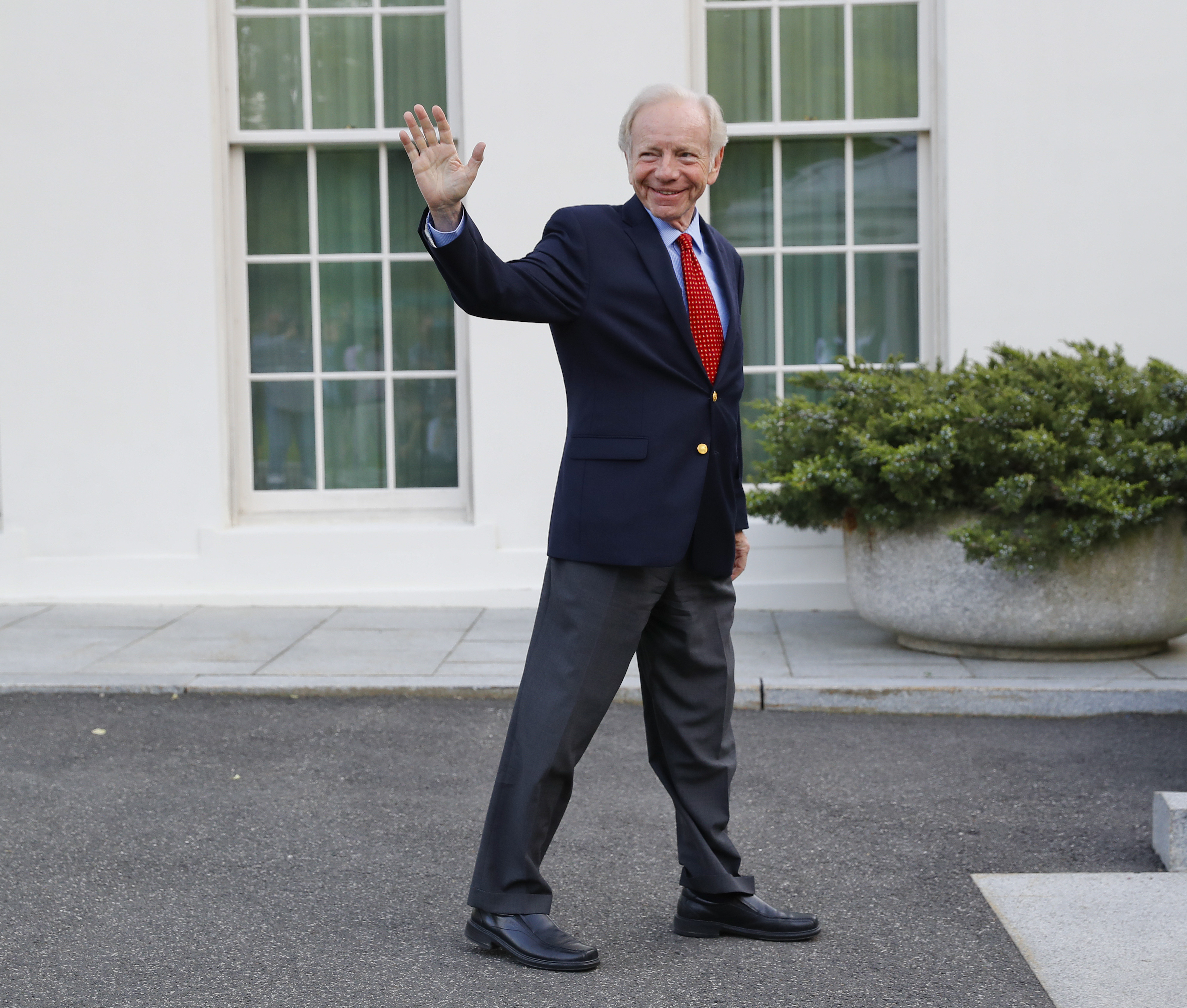 Joe Lieberman waves outside the White House.