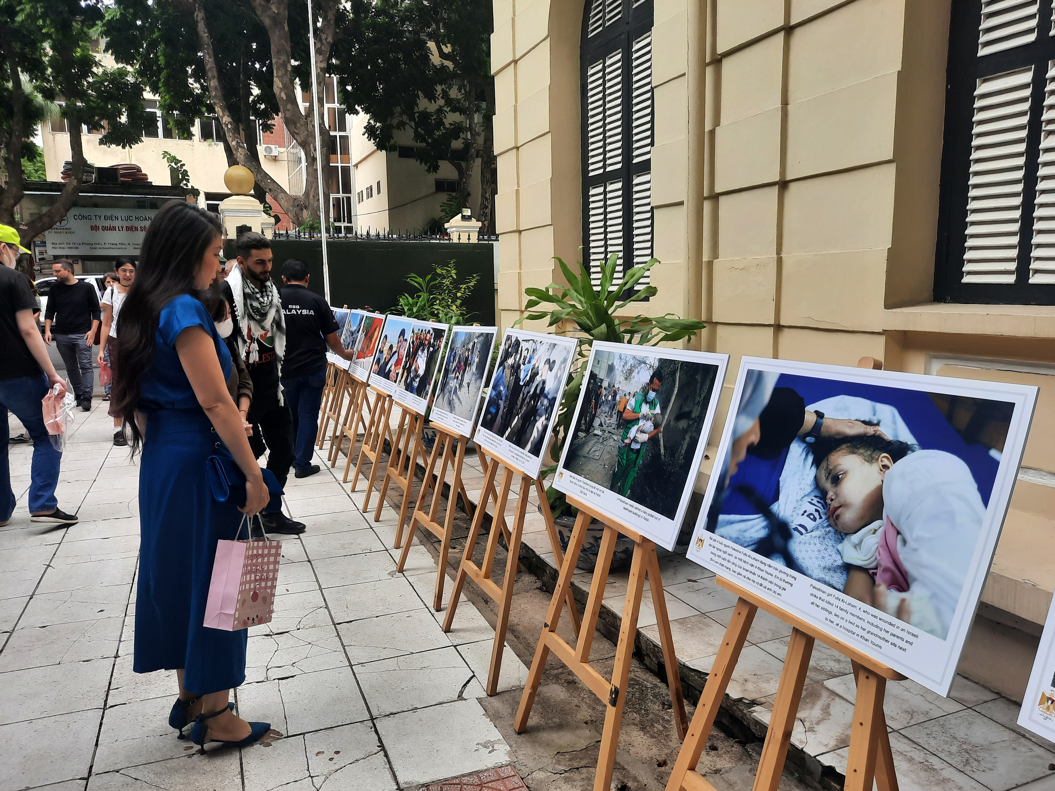 Street info People in Hanoi flocking to the Palestine's Ambassador's house in commemoration of the lives lost in Gaza assaults. (Credit: Tứ Ly)