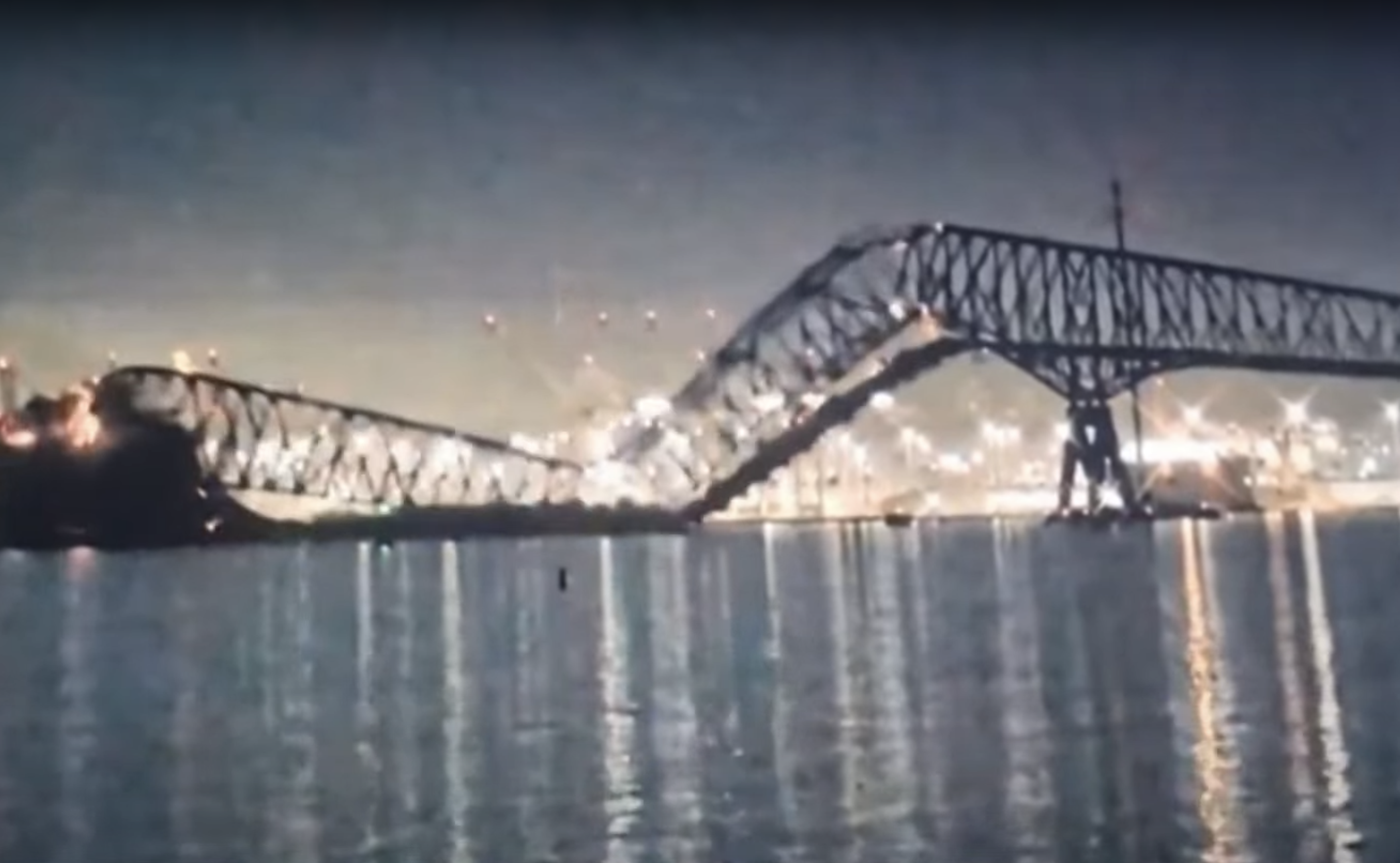 Baltimore bridge collapsing