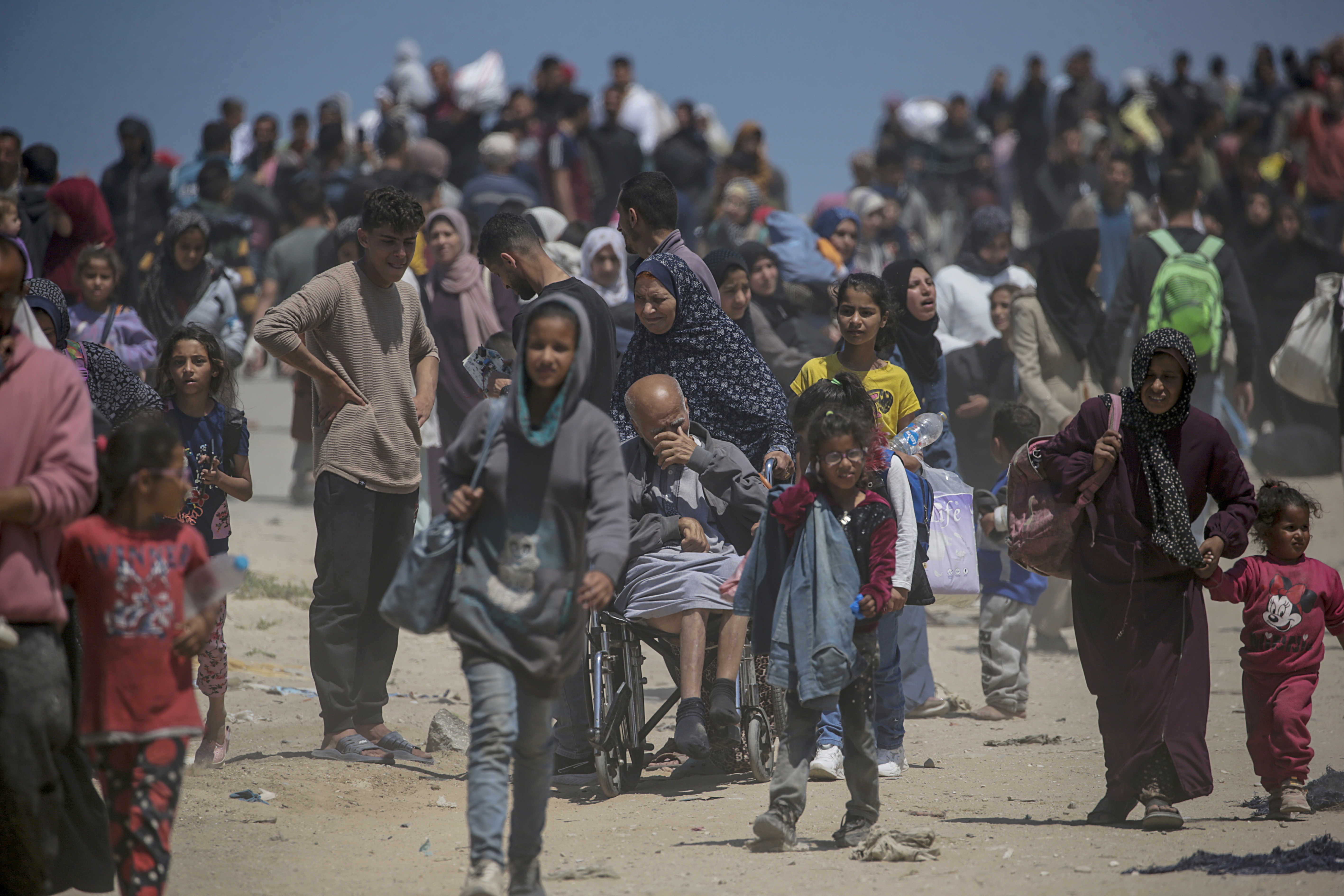 Displaced Palestinians take the coastal Rashid road to return to Gaza City