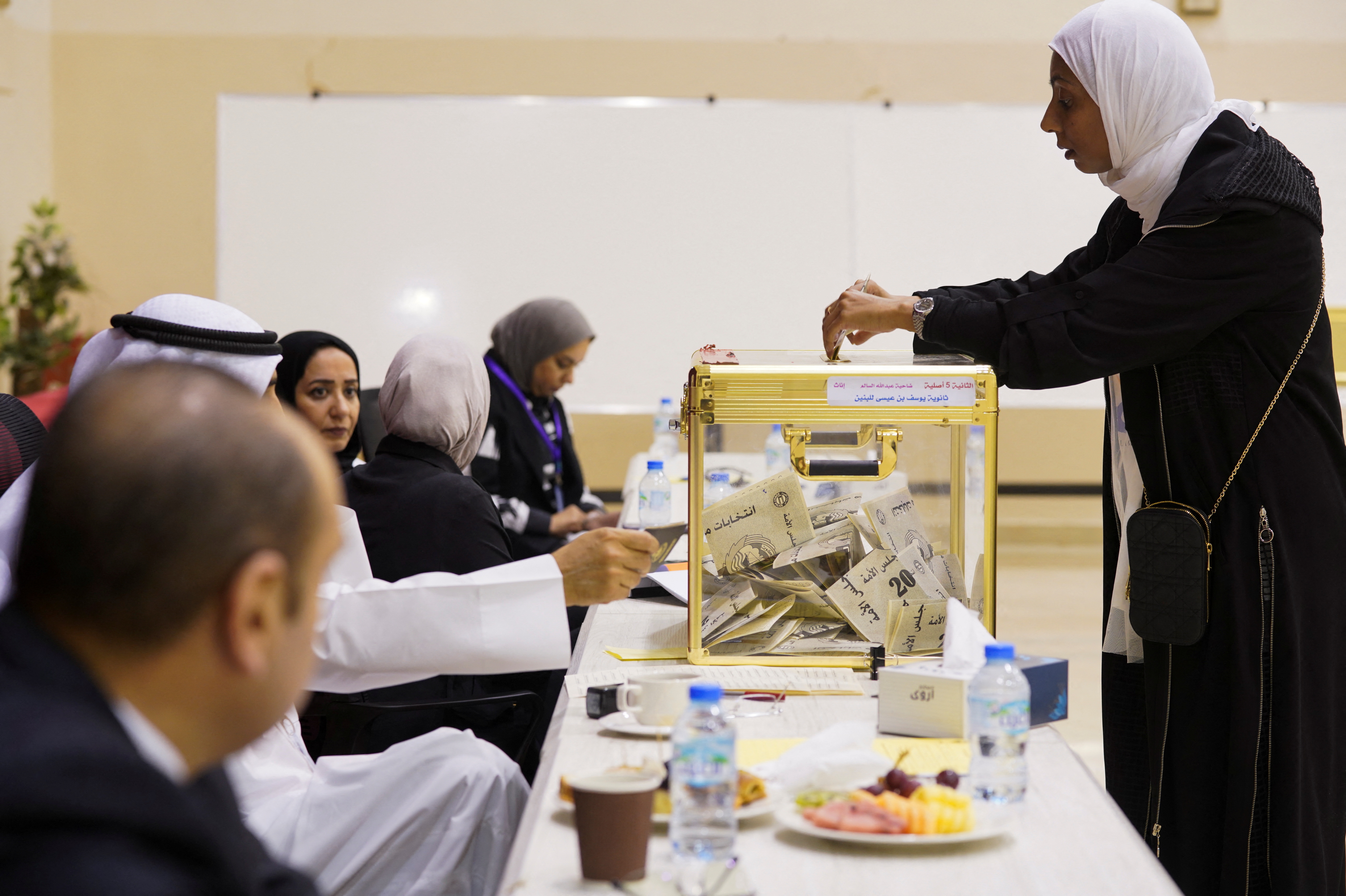 A woman votes during parliamentary elections at a polling station in Kuwait City, Kuwait September 29, 2022. REUTERS/Stephanie McGehee