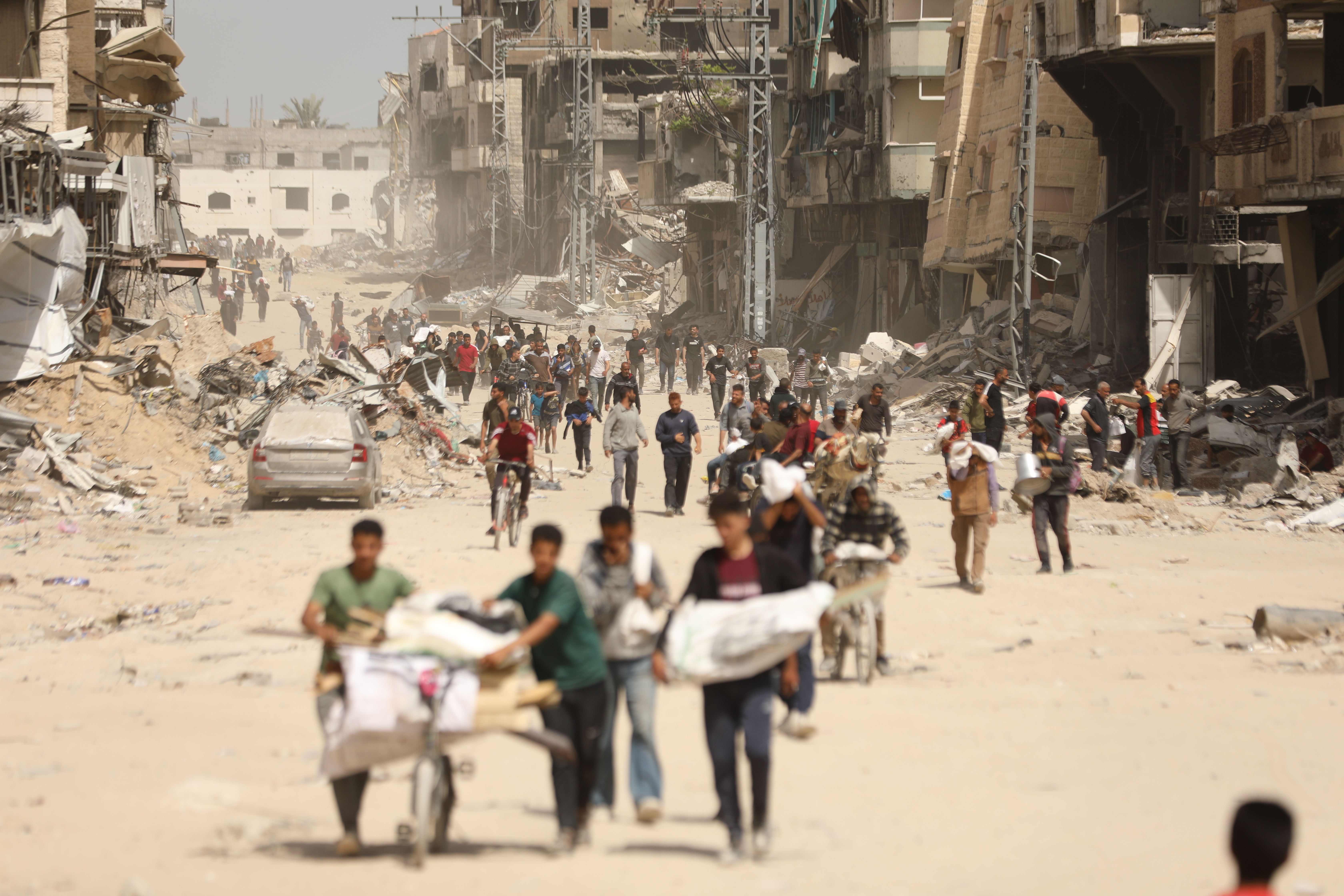 GAZA CITY, GAZA - APRIL 24: Palestinians carry humanitarian aid boxes, dropped from a plane as the Israeli attacks continue in Gaza City, Gaza on April 24, 2024. ( Dawoud Abo Alkas - Anadolu Agency )
