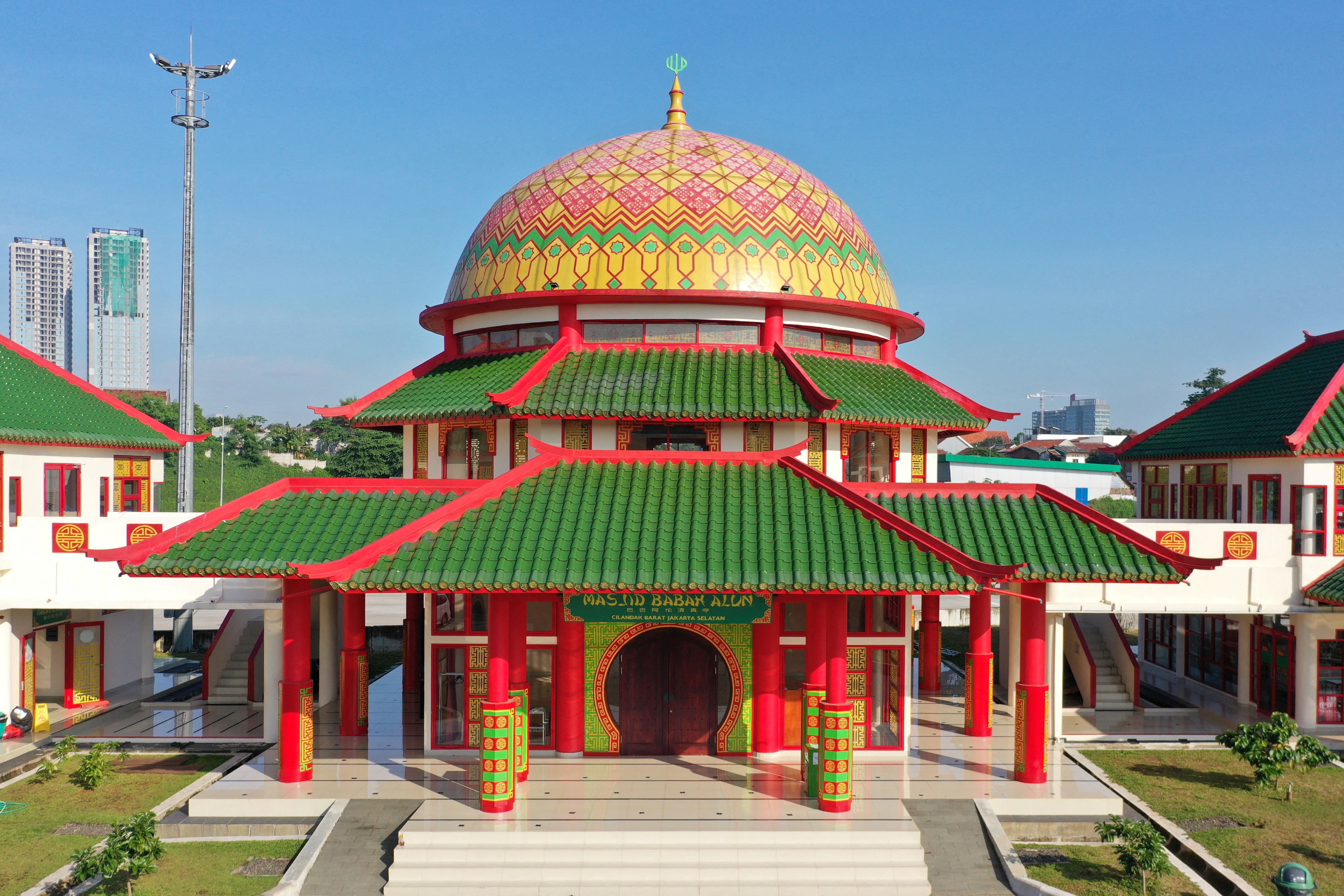 Jakarta’s Babah Alun Mosque, designed with elements of traditional Chinese architecture, was built by a Chinese Indonesian Muslim businessman Jusuf Hamka