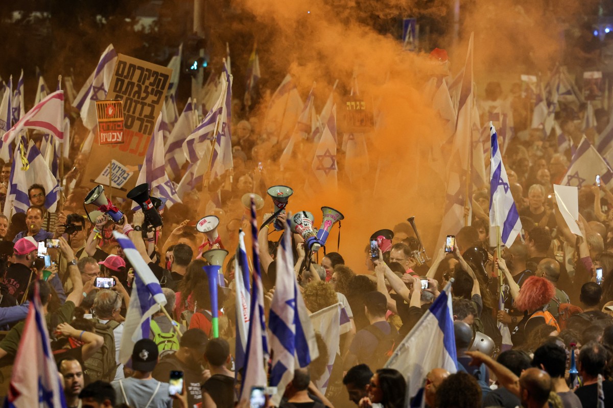 Israelis march against Netanyahu in mass protest