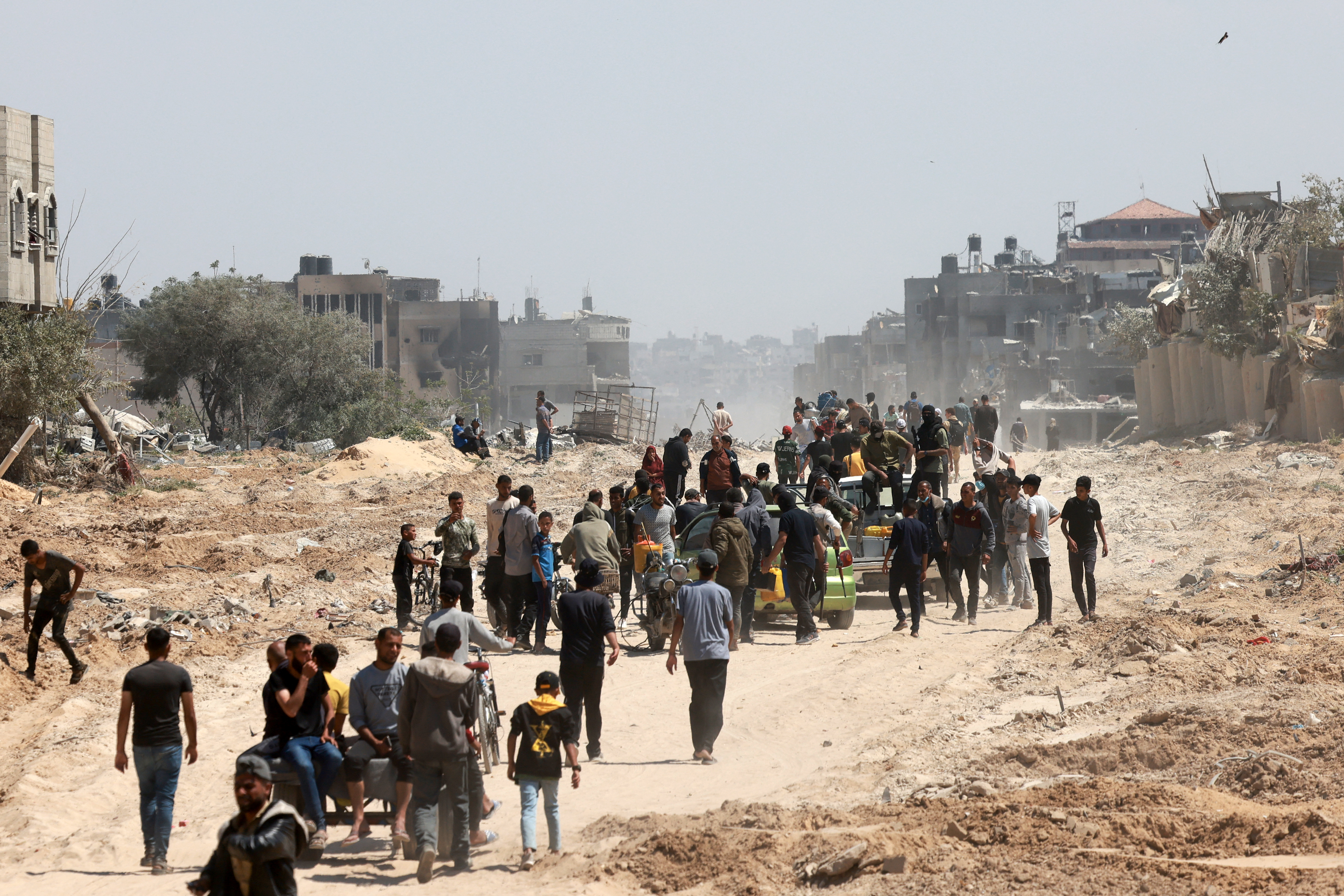 Palestinians who had taken refuge in Rafah, leave the city to return to Khan Yunis