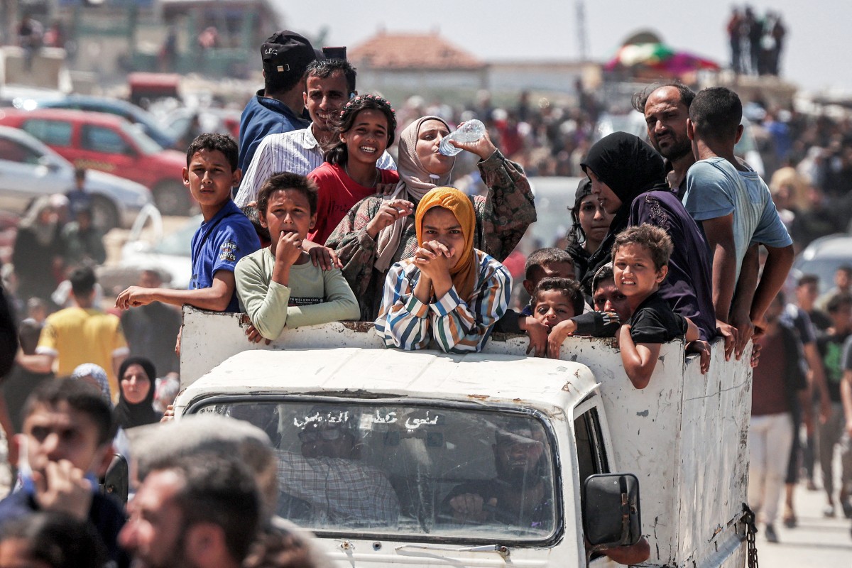 Displaced Palestinians take the coastal Rashid road to return to Gaza City
