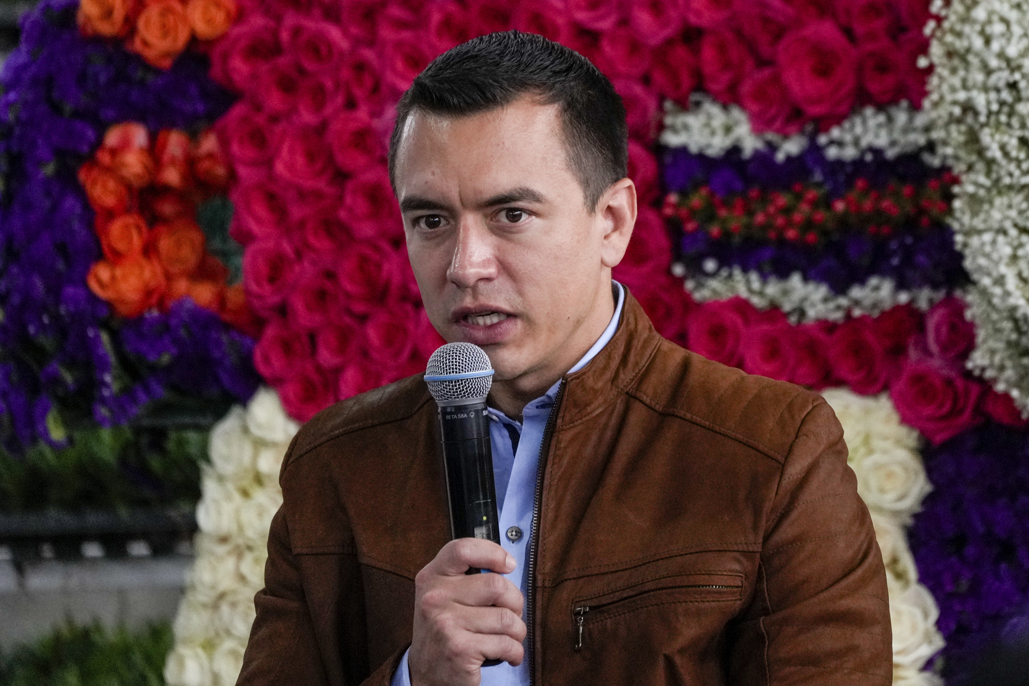 Daniel Noboa speaks into a microphone.