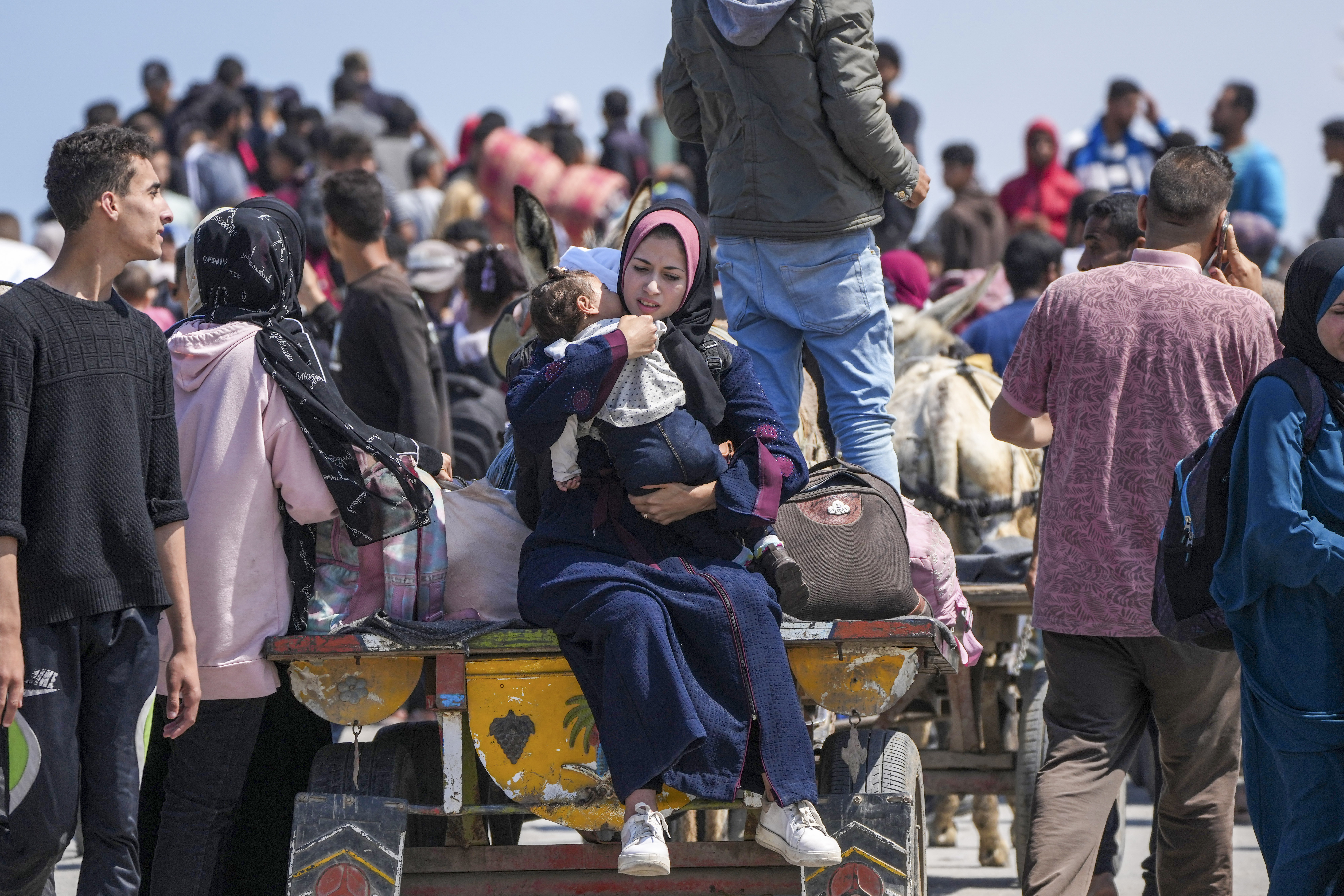 Displaced Palestinians take the coastal Rashid road to return to Gaza City