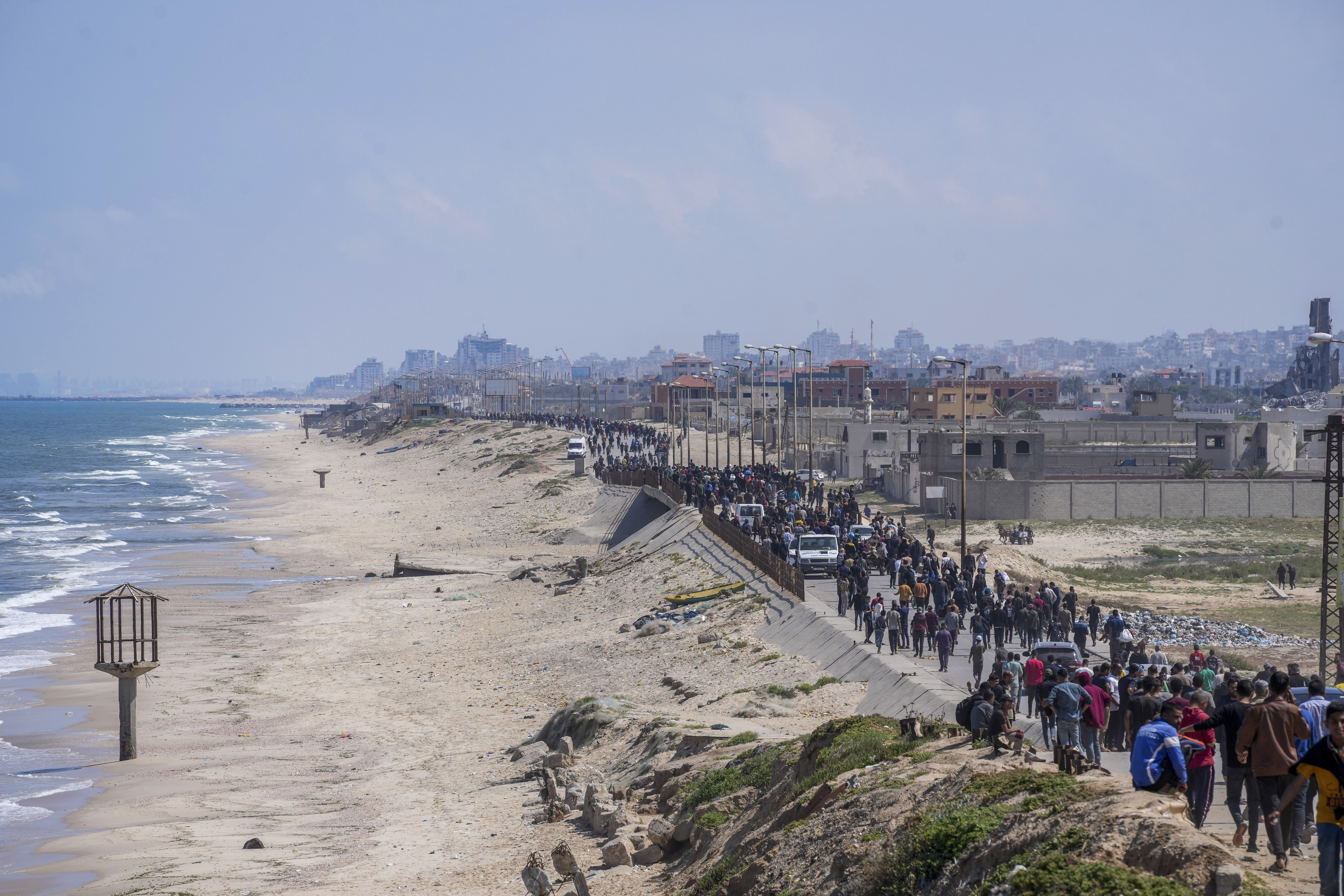 Displaced Palestinians take the coastal Rashid road to return to Gaza City
