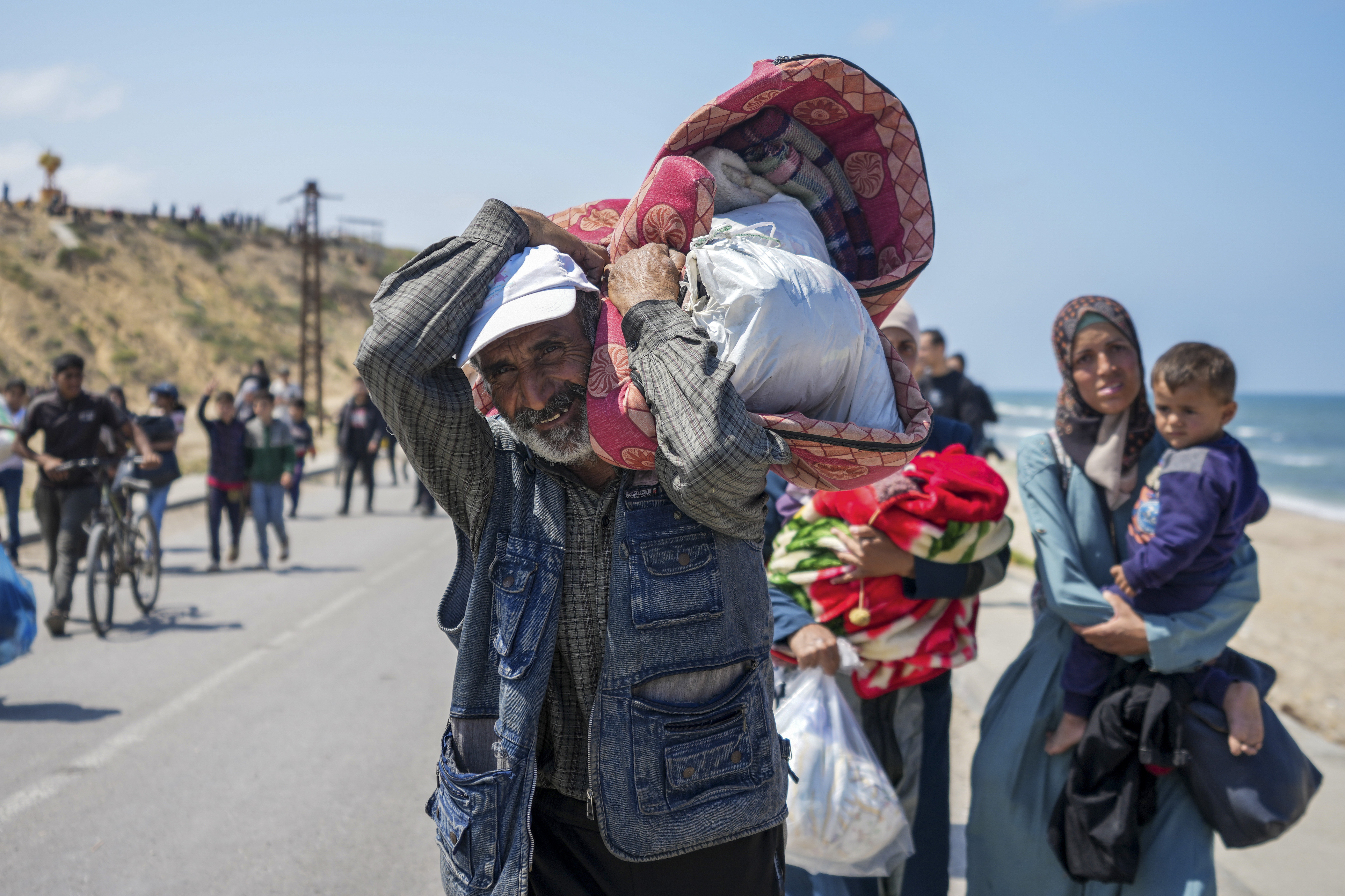 Displaced Palestinians take the coastal Rashid road to return to Gaza City