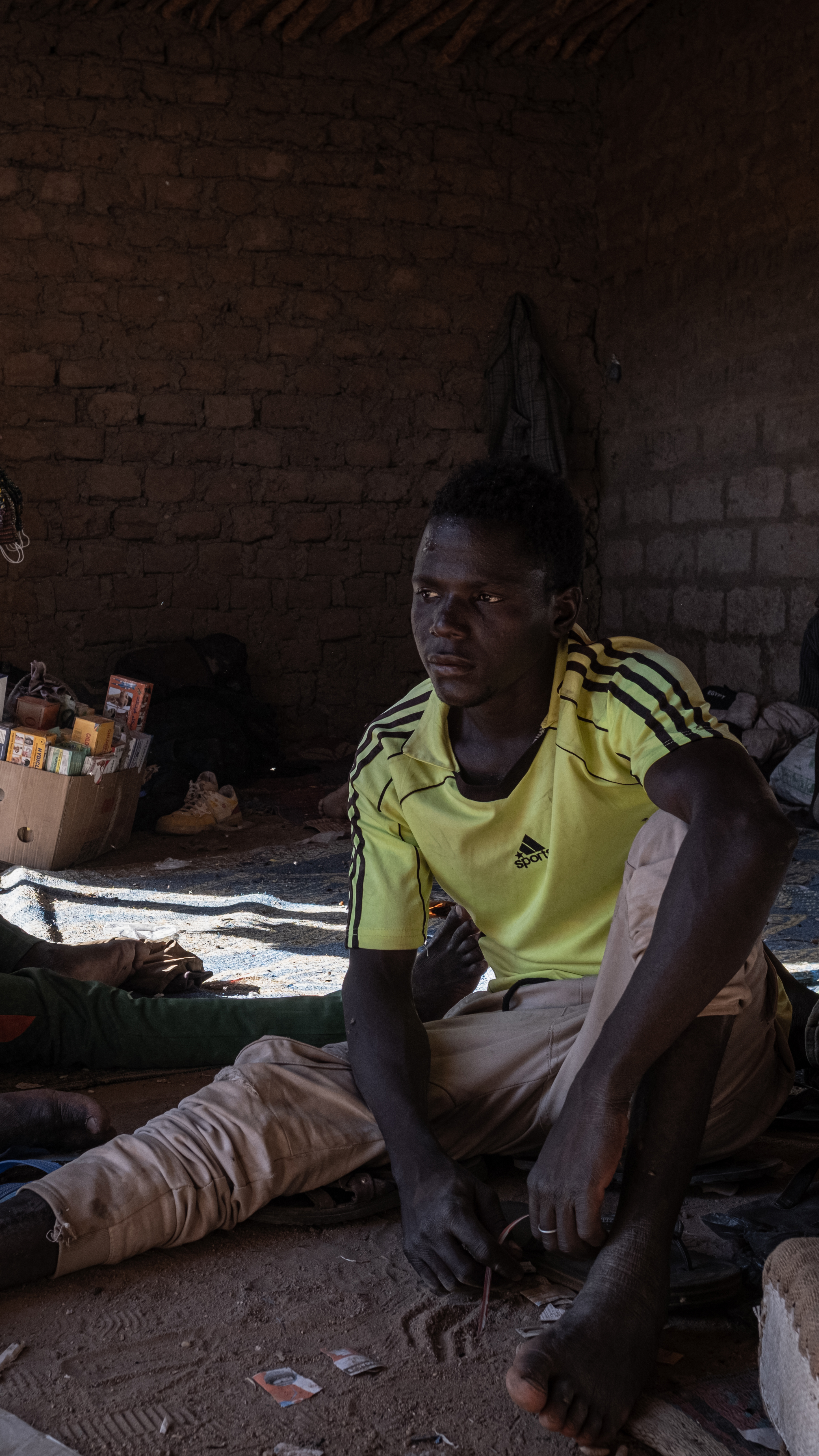A group of young migrants waiting to head north [Marco Simoncelli/ Al Jazeera]