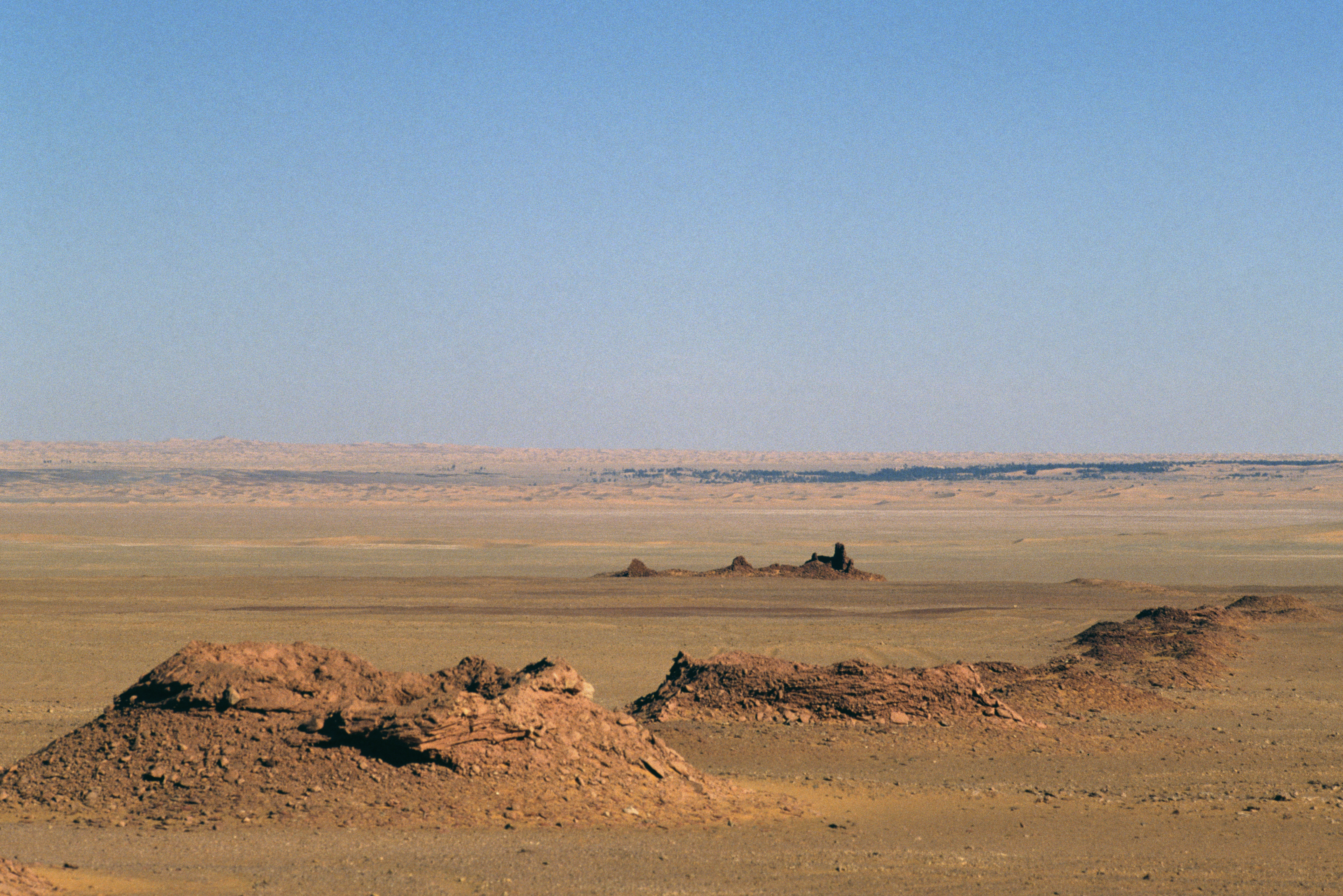 ALGERIA - MAY 05: Foggara or qanat (water transport system for human use and irrigation) near Timimoun, Algeria. (Photo by DeAgostini/Getty Images)