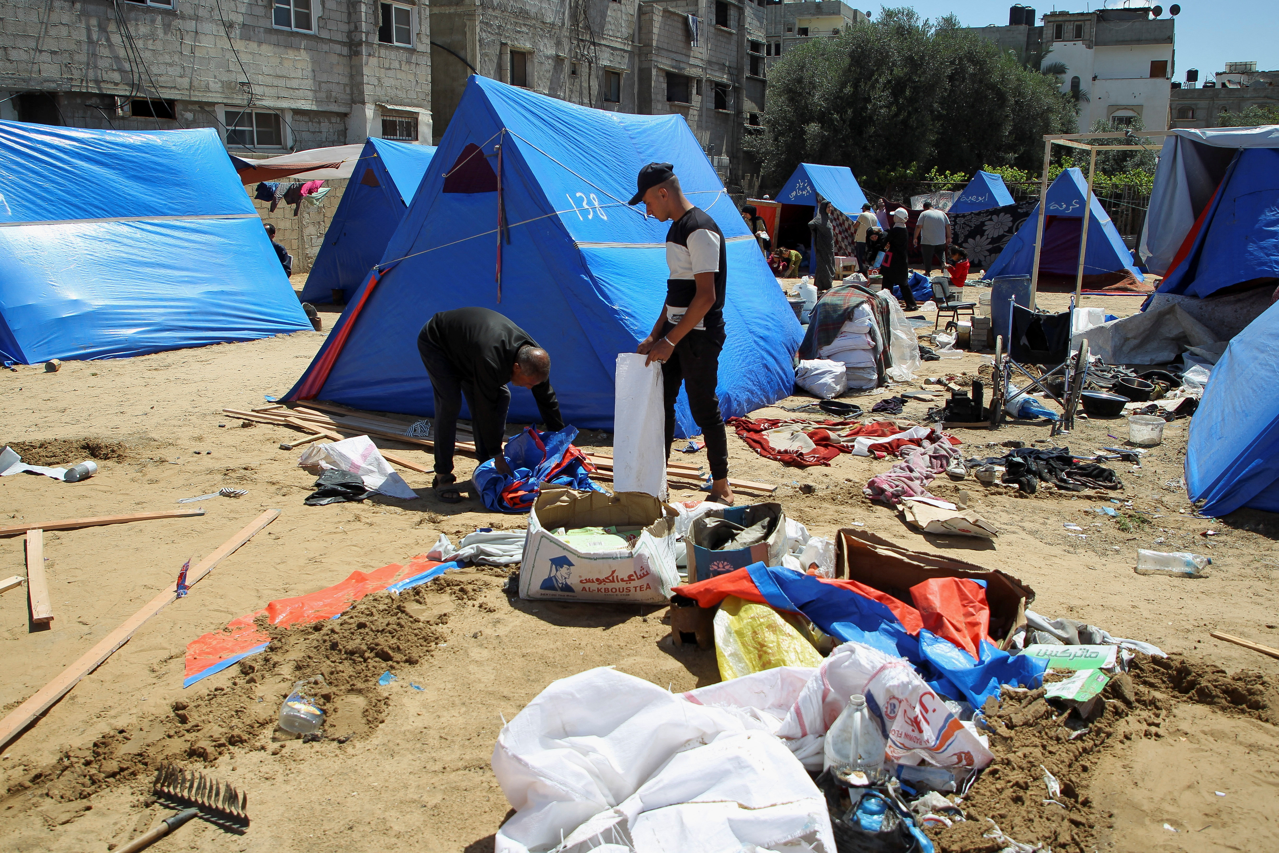 People flee the eastern parts of Rafah