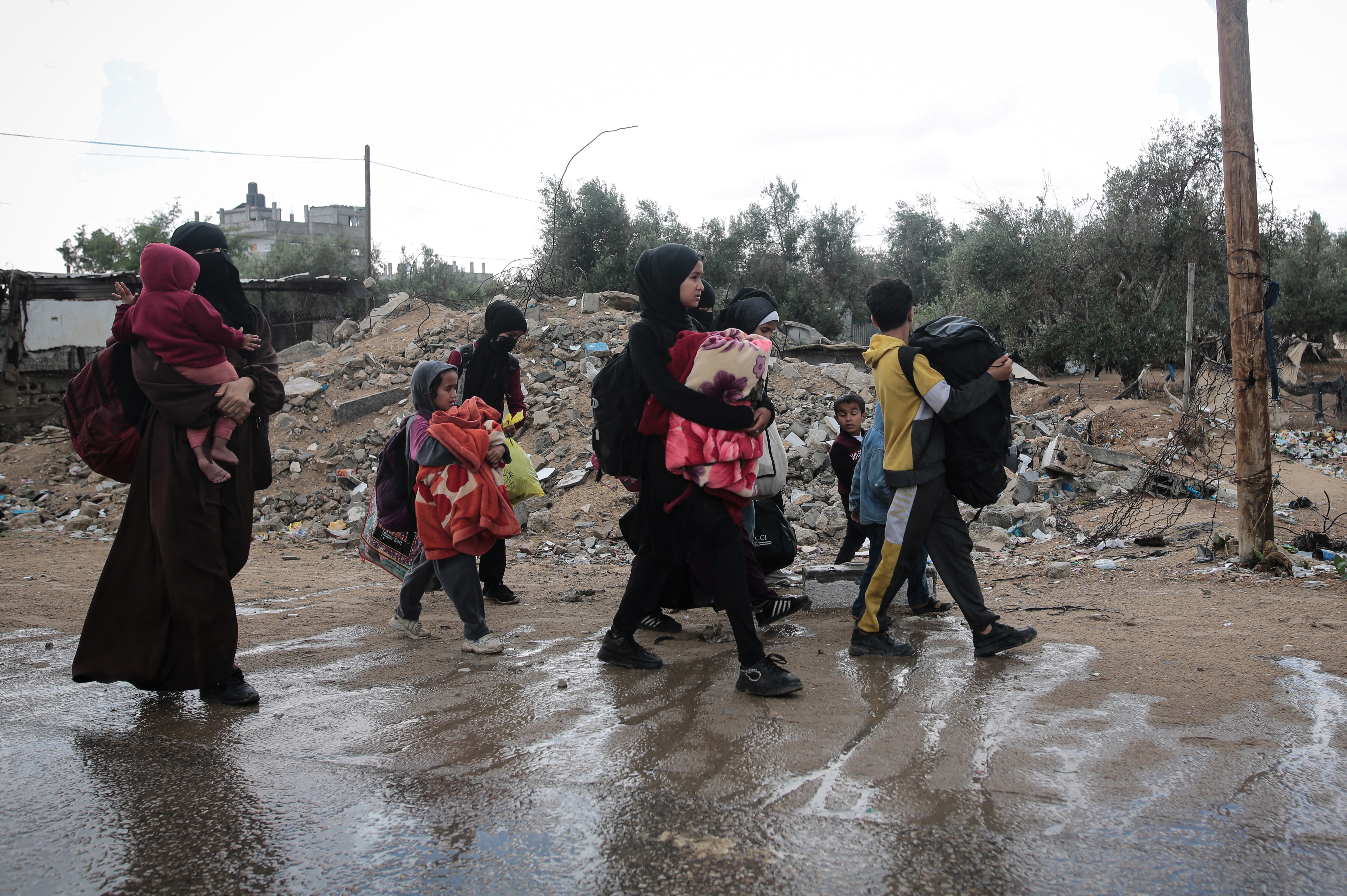 People flee the eastern parts of Rafah