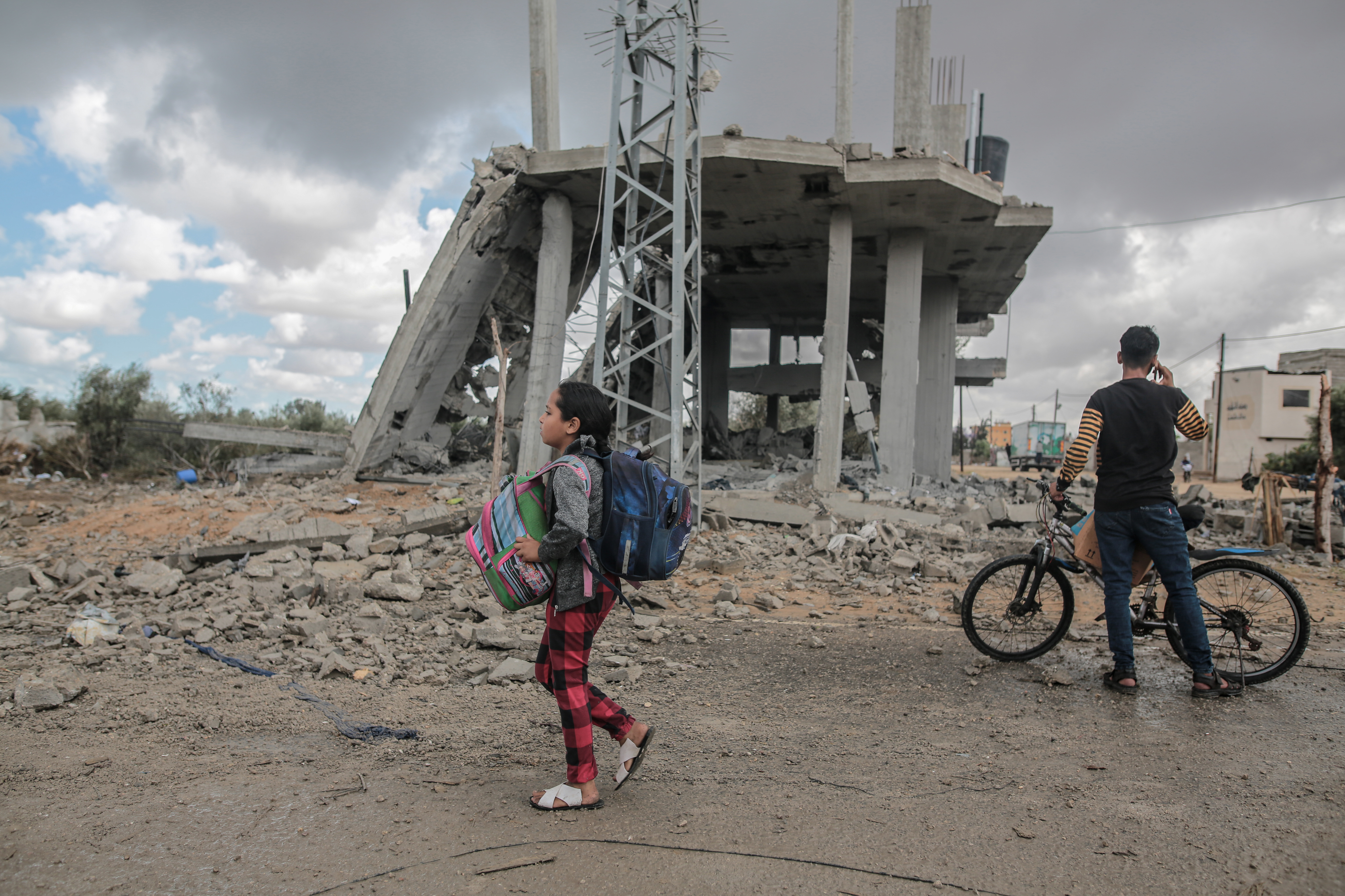 People flee the eastern parts of Rafah