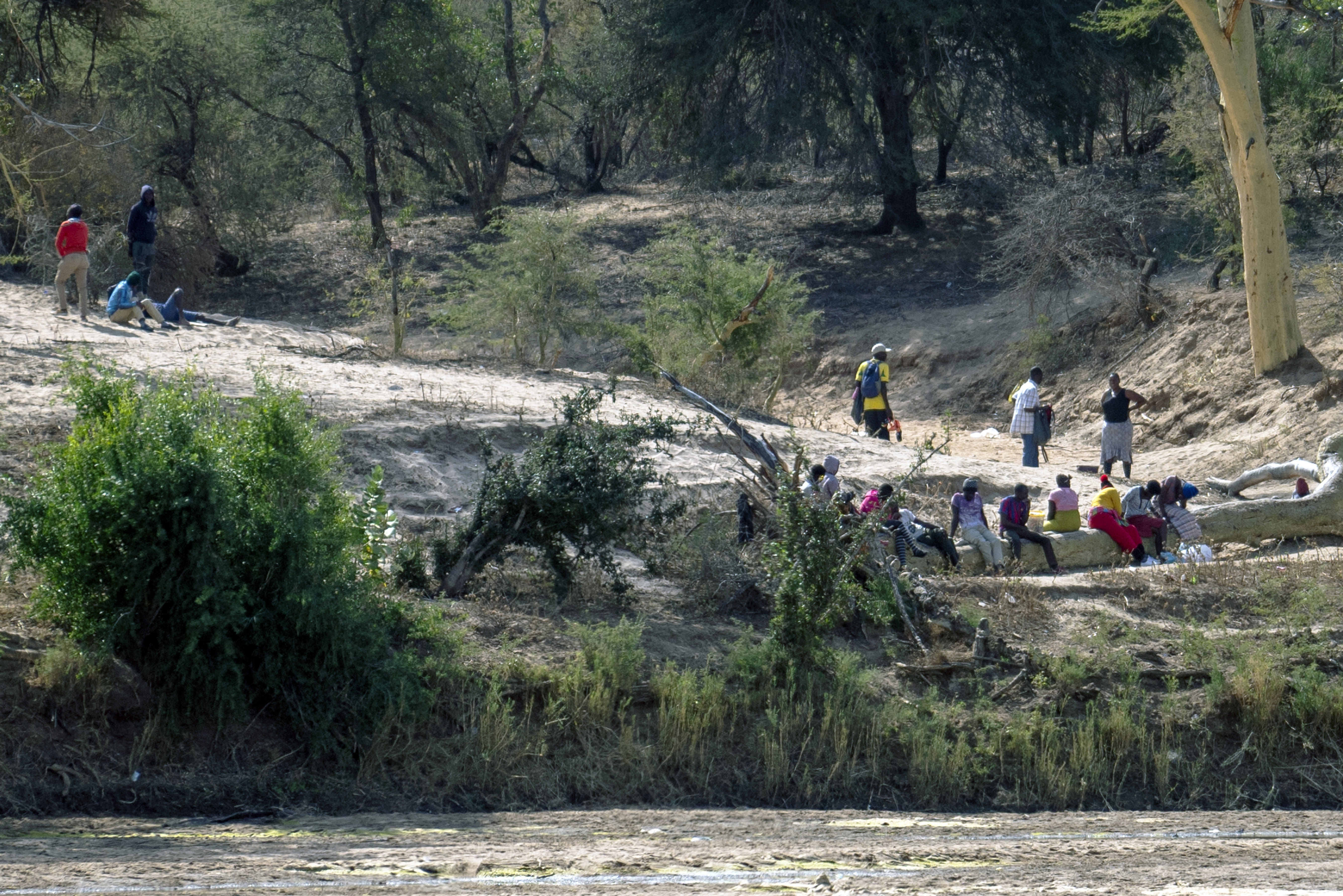Zimbabweans crossing the border into South Africa