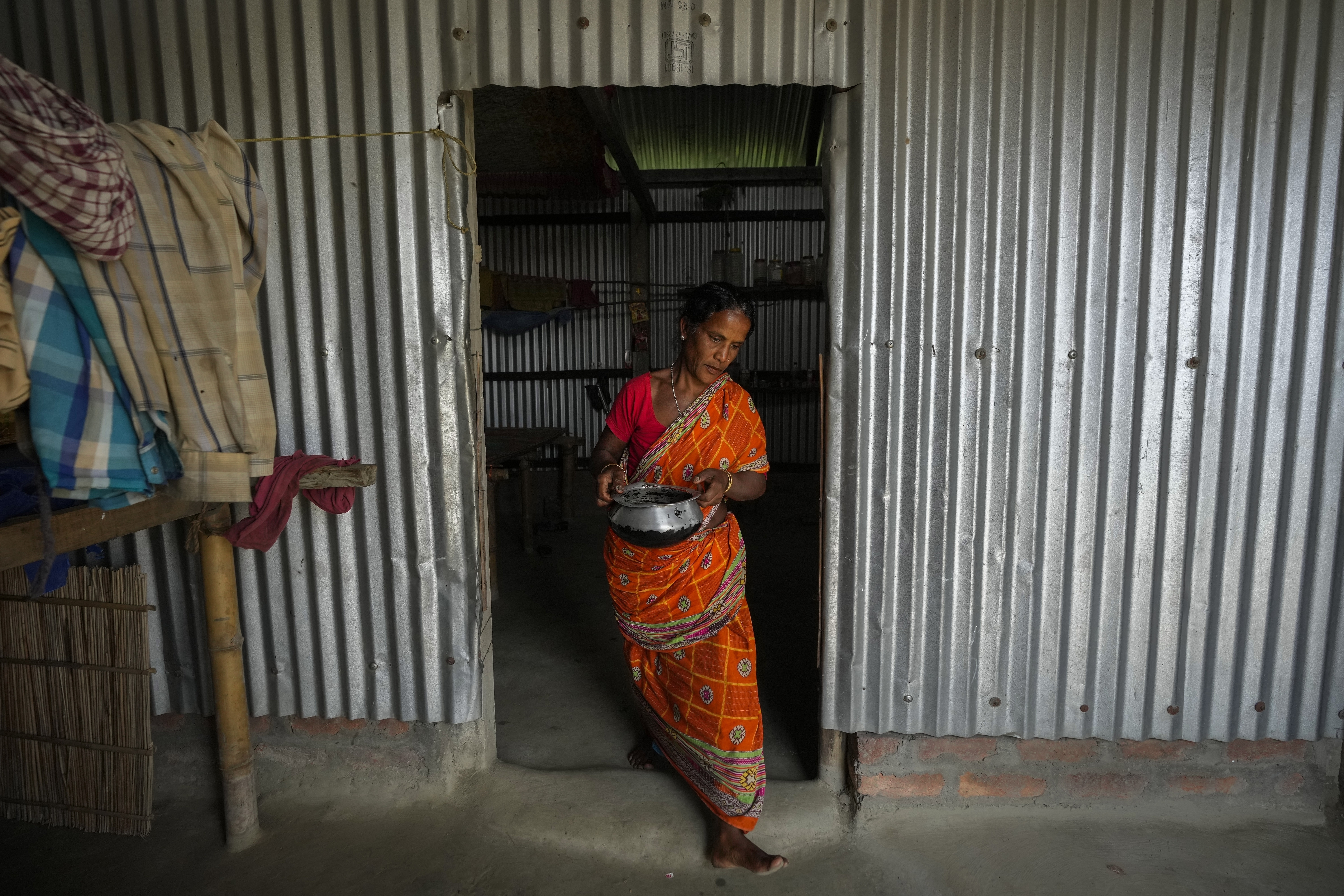 India's river islanders return home in between floods