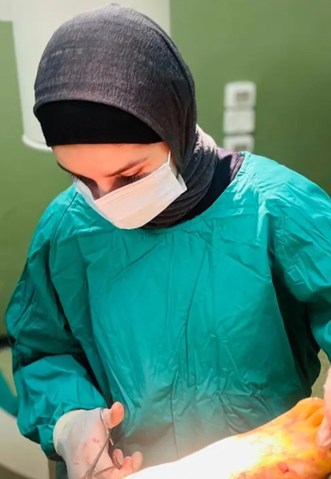 Deema Estez operating on a patient. [Courtesy of Deema Estez/Al Jazeera]