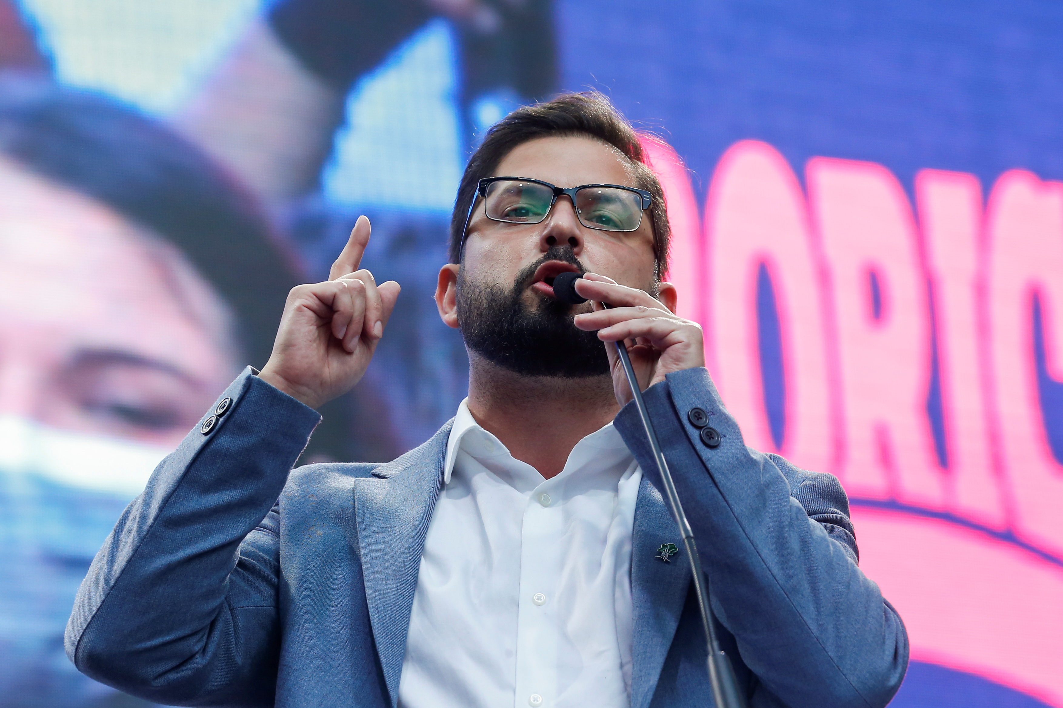 Chilean presidential candidate Gabriel Boric speaks during his closing campaign rally in Santiago, Chile, December 16, 2021. REUTERS/Rodrigo Garrido