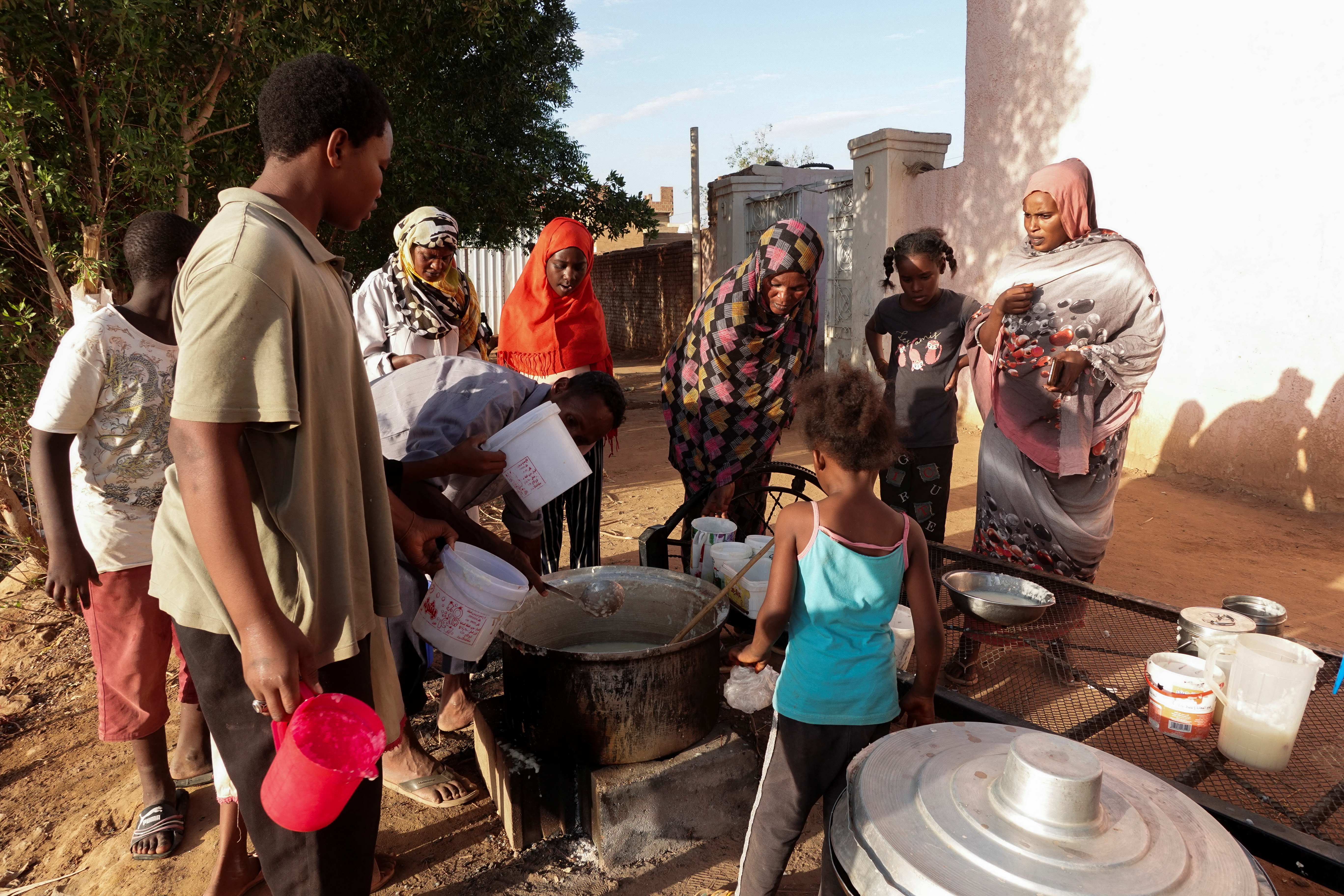 Displaced Sudanese families wait to receive food