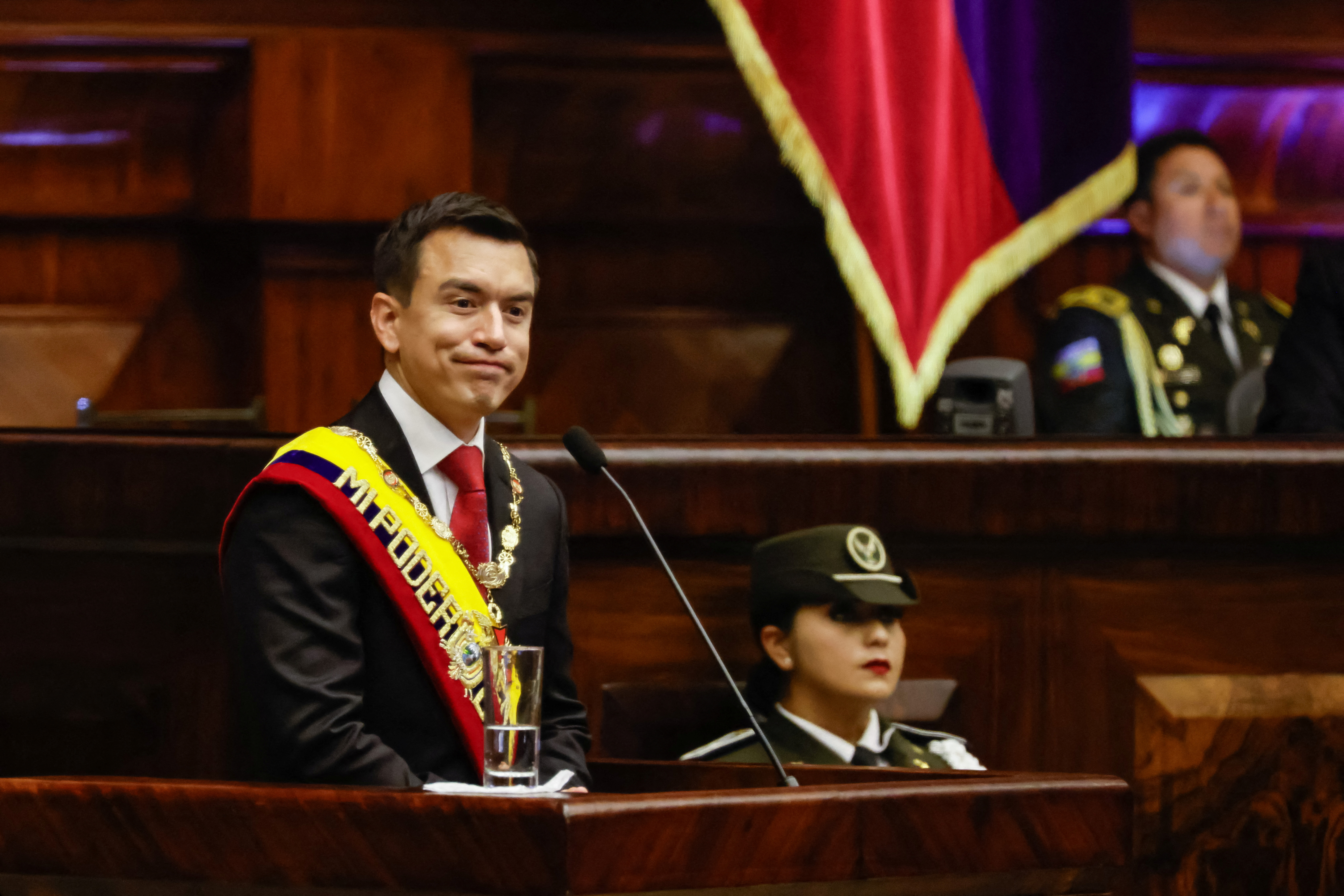 President Daniel Noboa speaking to legislators.