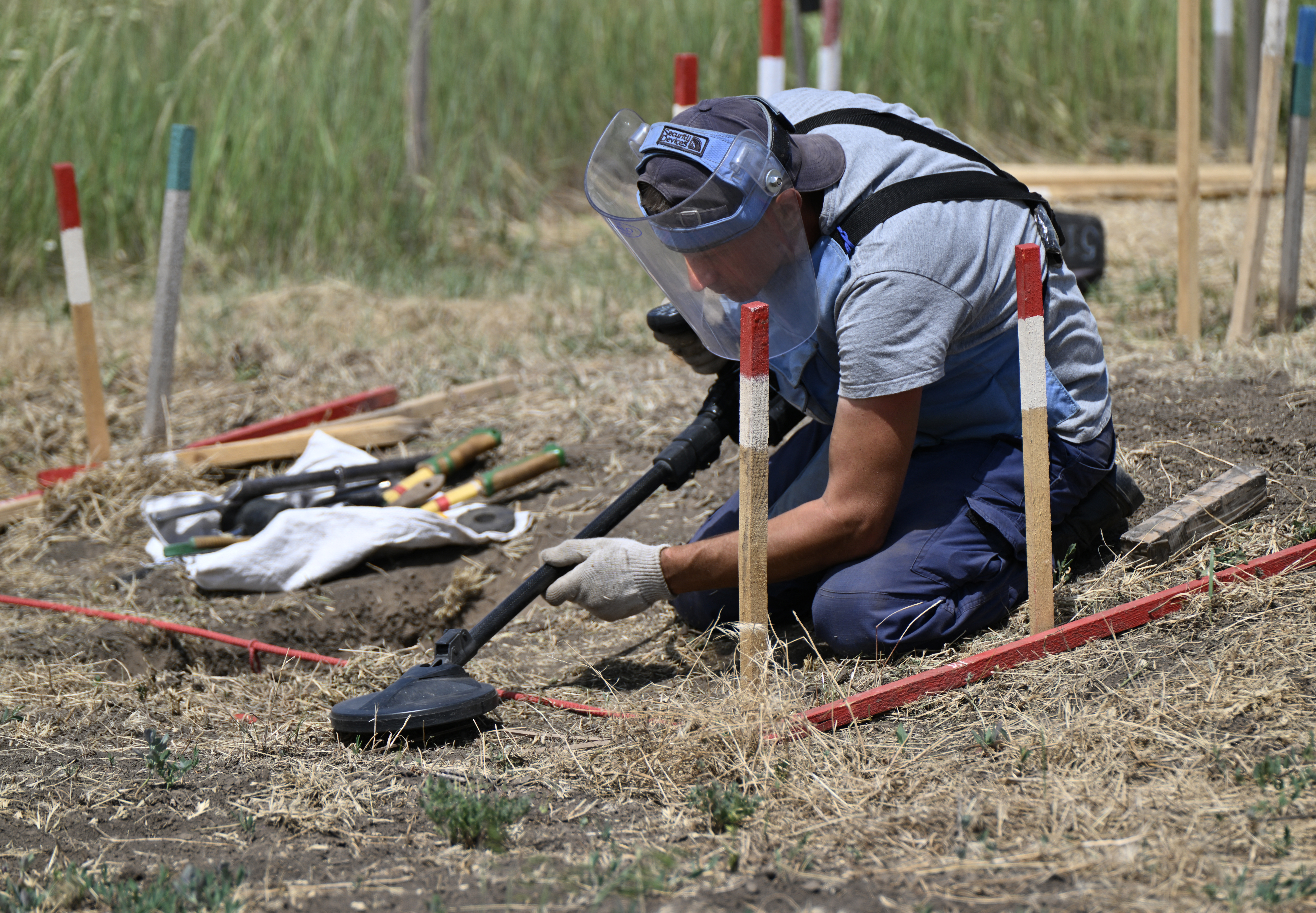 Women deminers step in to clear up Ukrainian land