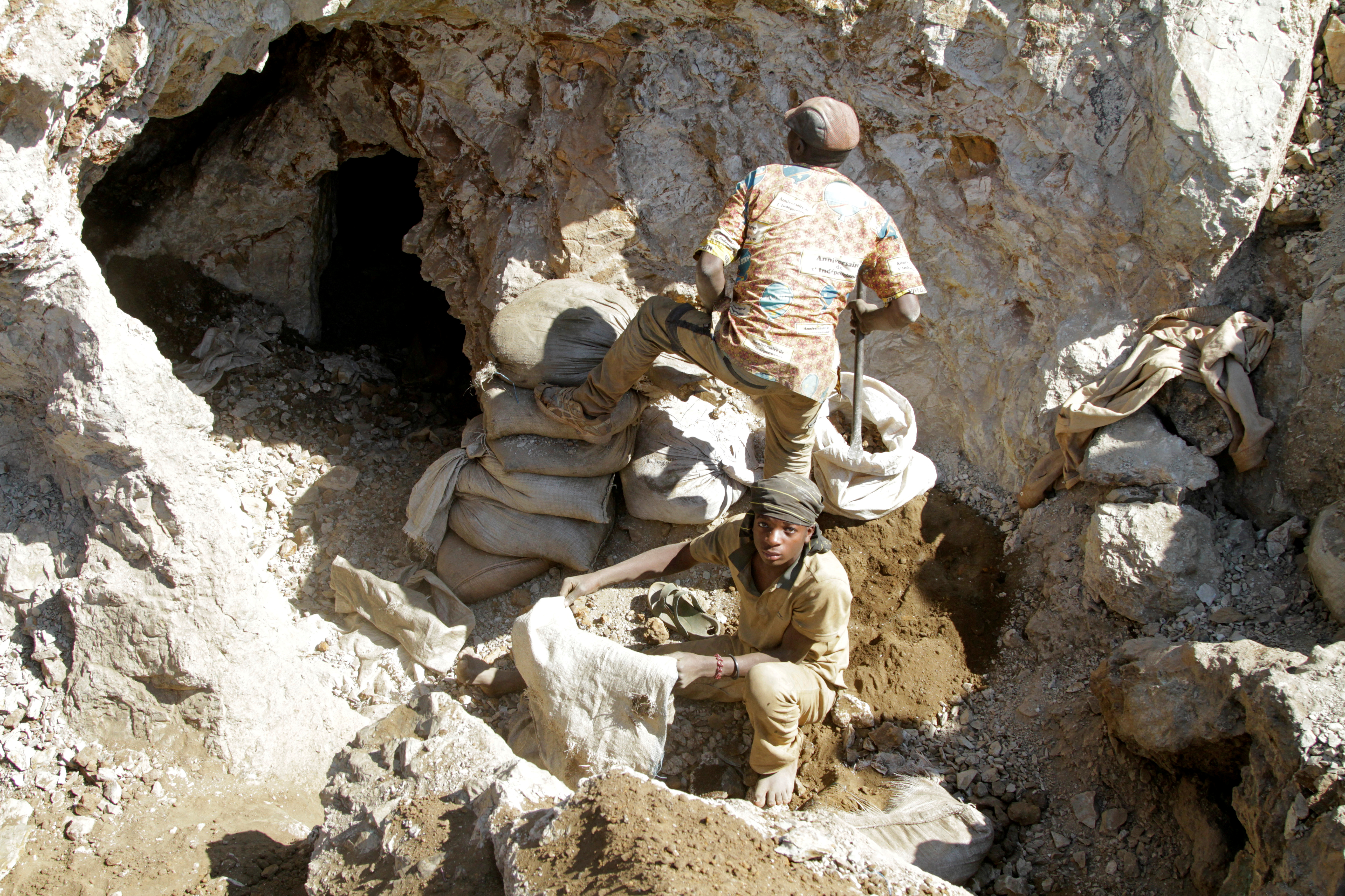 FILE PHOTO: Artisanal miners work at the Tilwezembe, a former industrial copper-cobalt mine, outside of Kolwezi, the capital city of Lualaba Province in the south of the Democratic Republic of the Congo, June 11, 2016. REUTERS/Kenny Katombe/File Photo