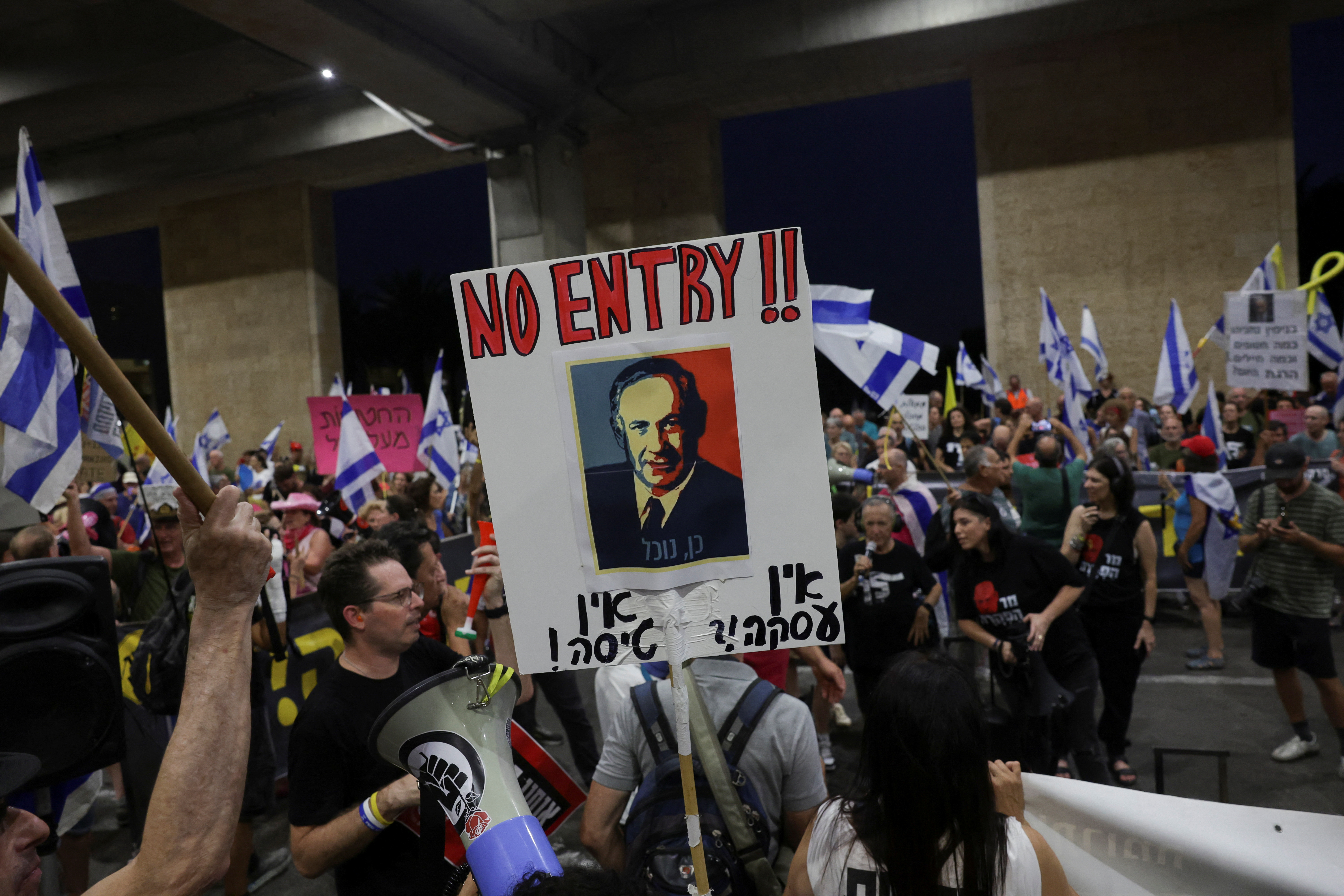 Anti-government protesters at Ben Gurion International Airport demonstrate against Israeli Prime Minister Benjamin Netanyahu's departure to the U.S., where he is due to meet with U.S. President Joe Biden and address Congress, amid the ongoing Israel-Hamas conflict, in Lod, Israel, July 21, 2024. REUTERS/Ricardo Moraes