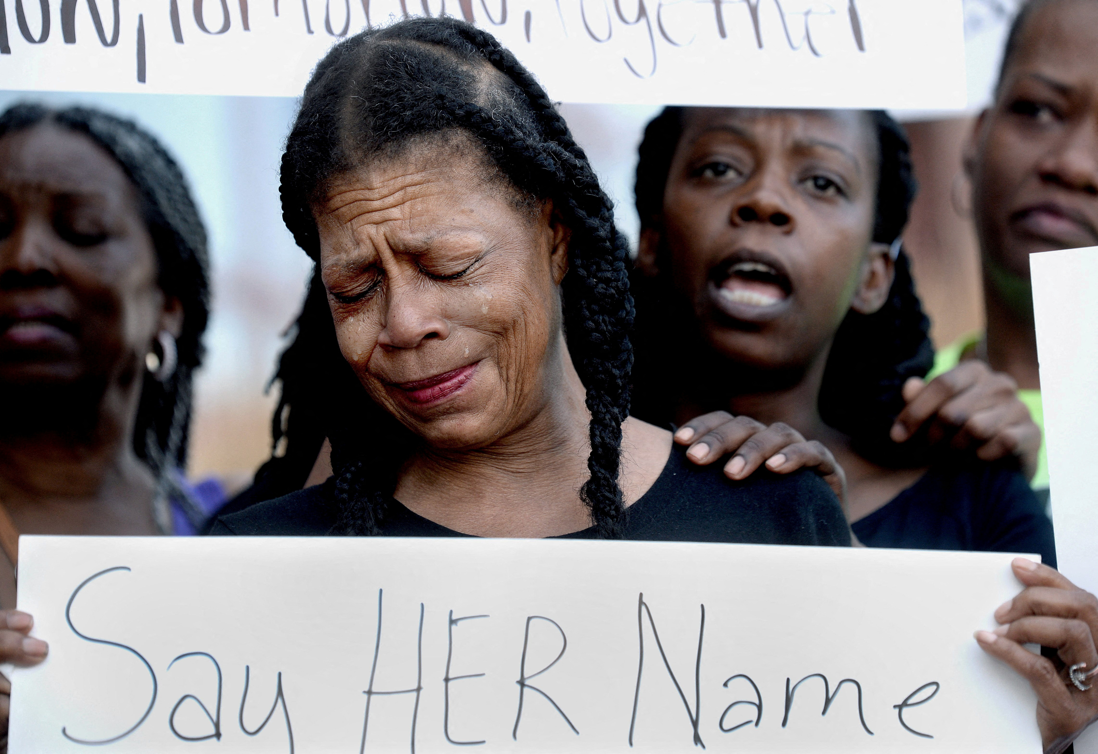 FILE PHOTO: Donna Massey mourns the loss of her daughter, Sonya, who was shot and killed by Sangamon County Sheriff's Deputies July 6, during a protest over her daughter's death in front of the Sangamon County Building in Springfield, Illinois, U.S., July 12, 2024. Thomas J. Turney/The State Journal-Register/USA Today Network via REUTERS. NO RESALES. NO ARCHIVES. THIS IMAGE HAS BEEN SUPPLIED BY A THIRD PARTY/File Photo