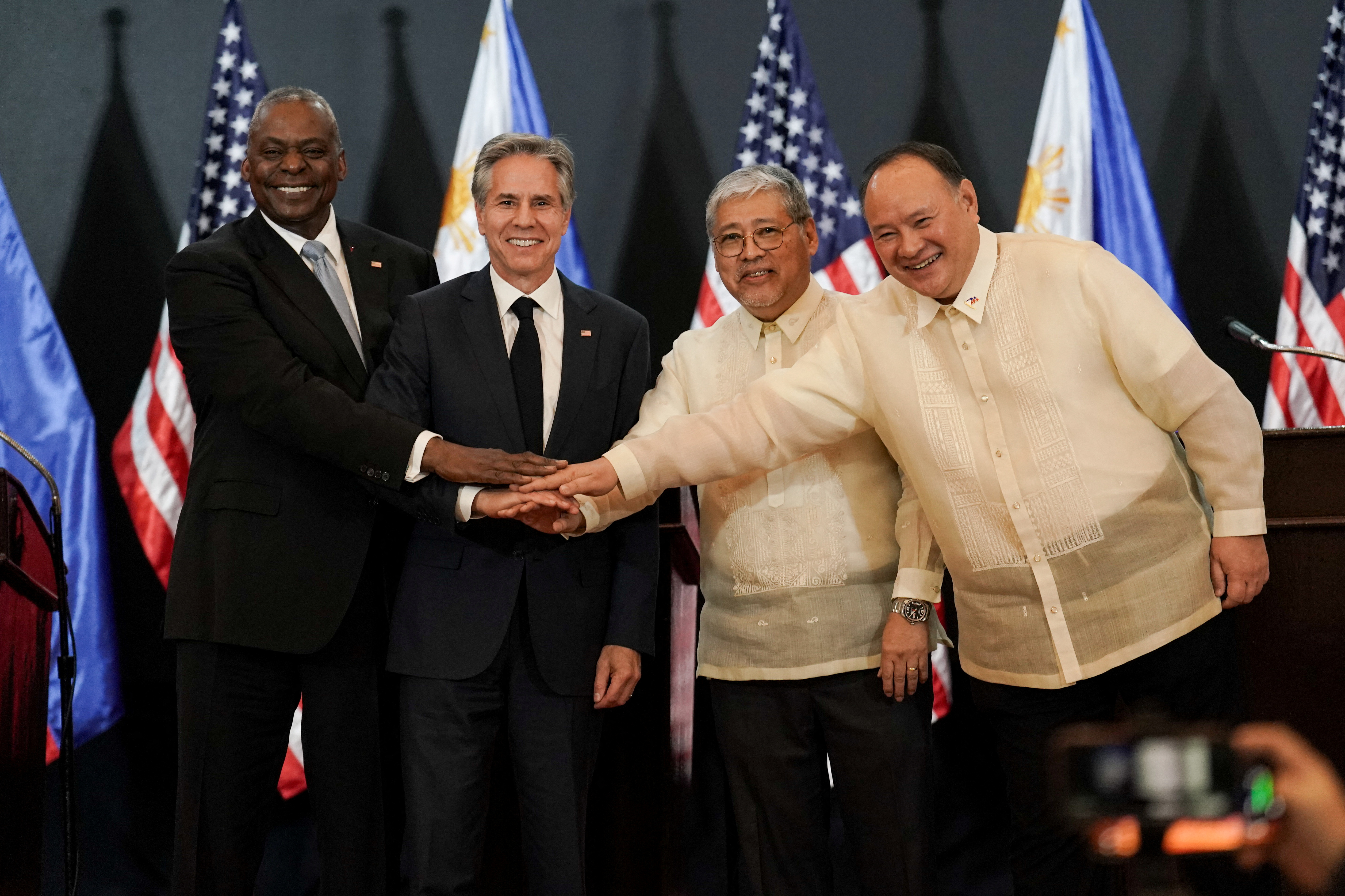 U.S. Secretary of Defense Lloyd Austin, U.S. Secretary of State Antony Blinken, Philippine Foreign Minister Enrique Manalo, and Philippine Defence Minister Gilberto Teodoro pose for a photo after their joint press conference at Camp Aguinaldo, in Quezon City, Metro Manila, Philippines, July 30, 2024. REUTERS/Lisa Marie David