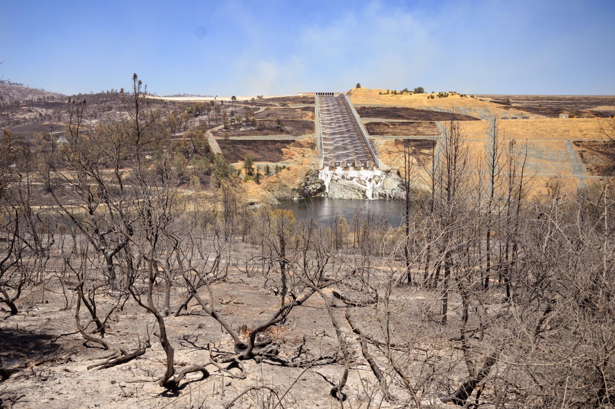 Thousands told to flee raging California wildfire