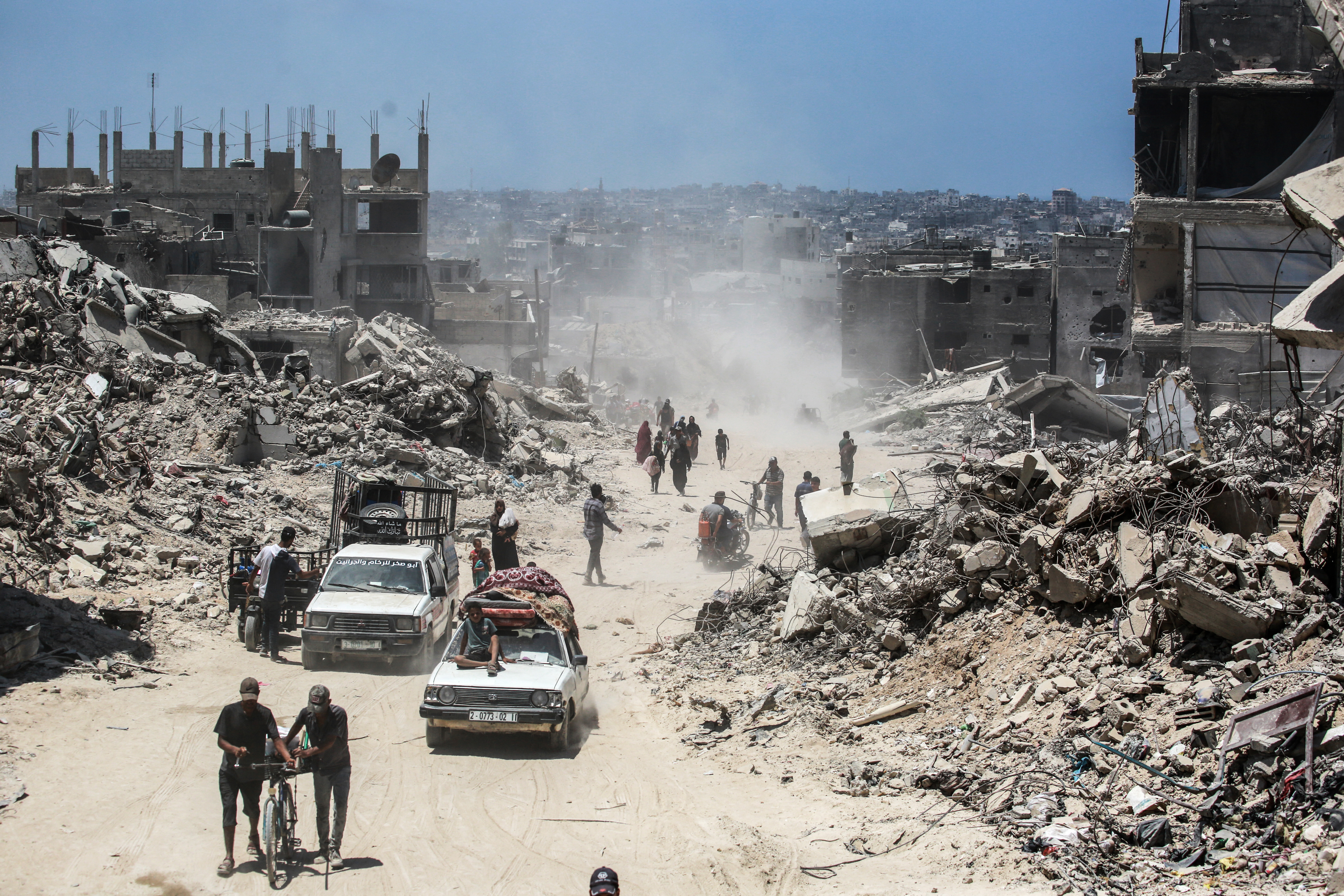 Displaced Palestinians return to Bani Suhayla and neighbouring towns east of Khan Younis