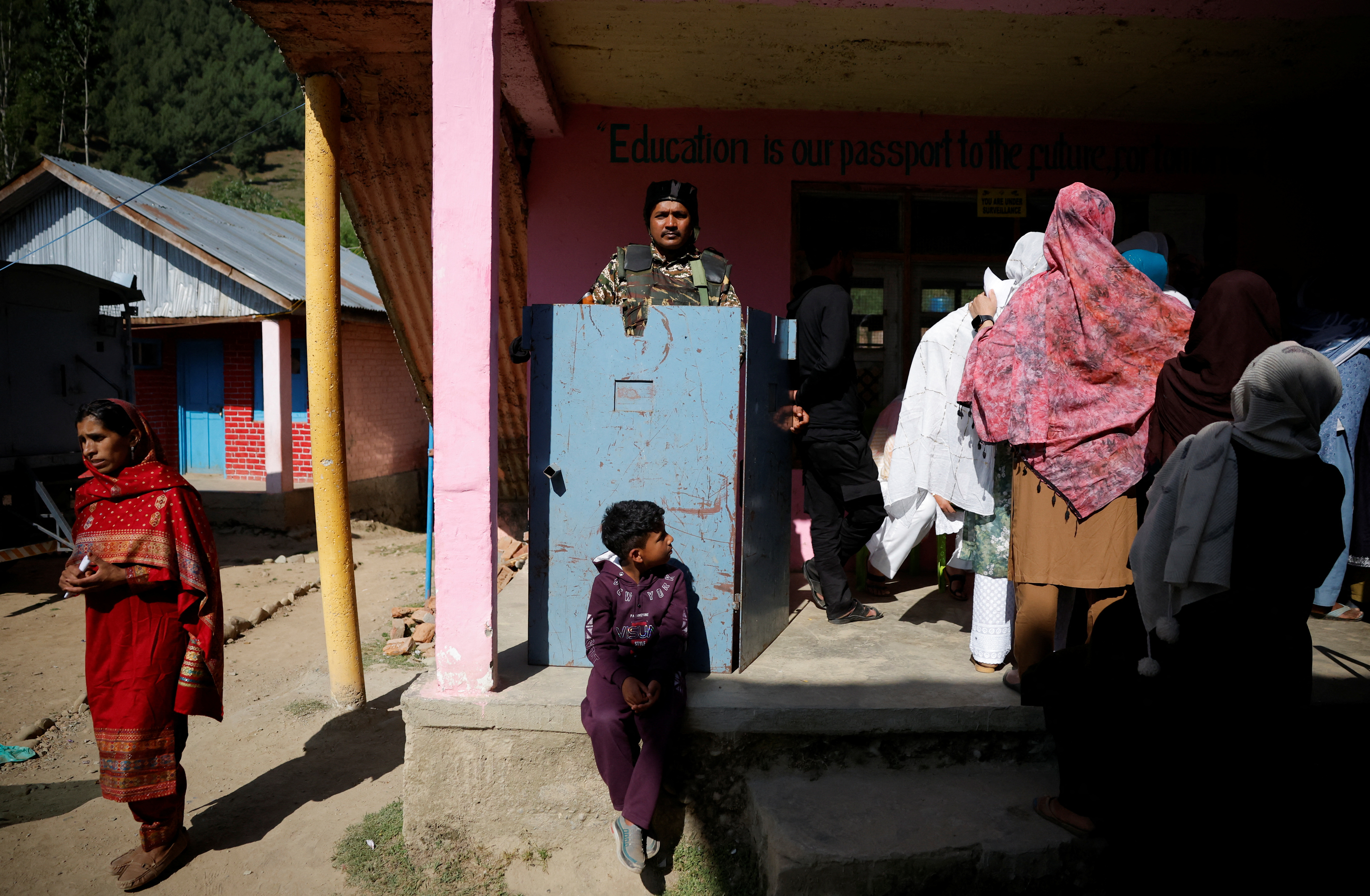 People queue to vote at a polling station during the sixth phase of the general election, in south Kashmir's Anantnag district, May 25, 2024. REUTERS/Sharafat Ali