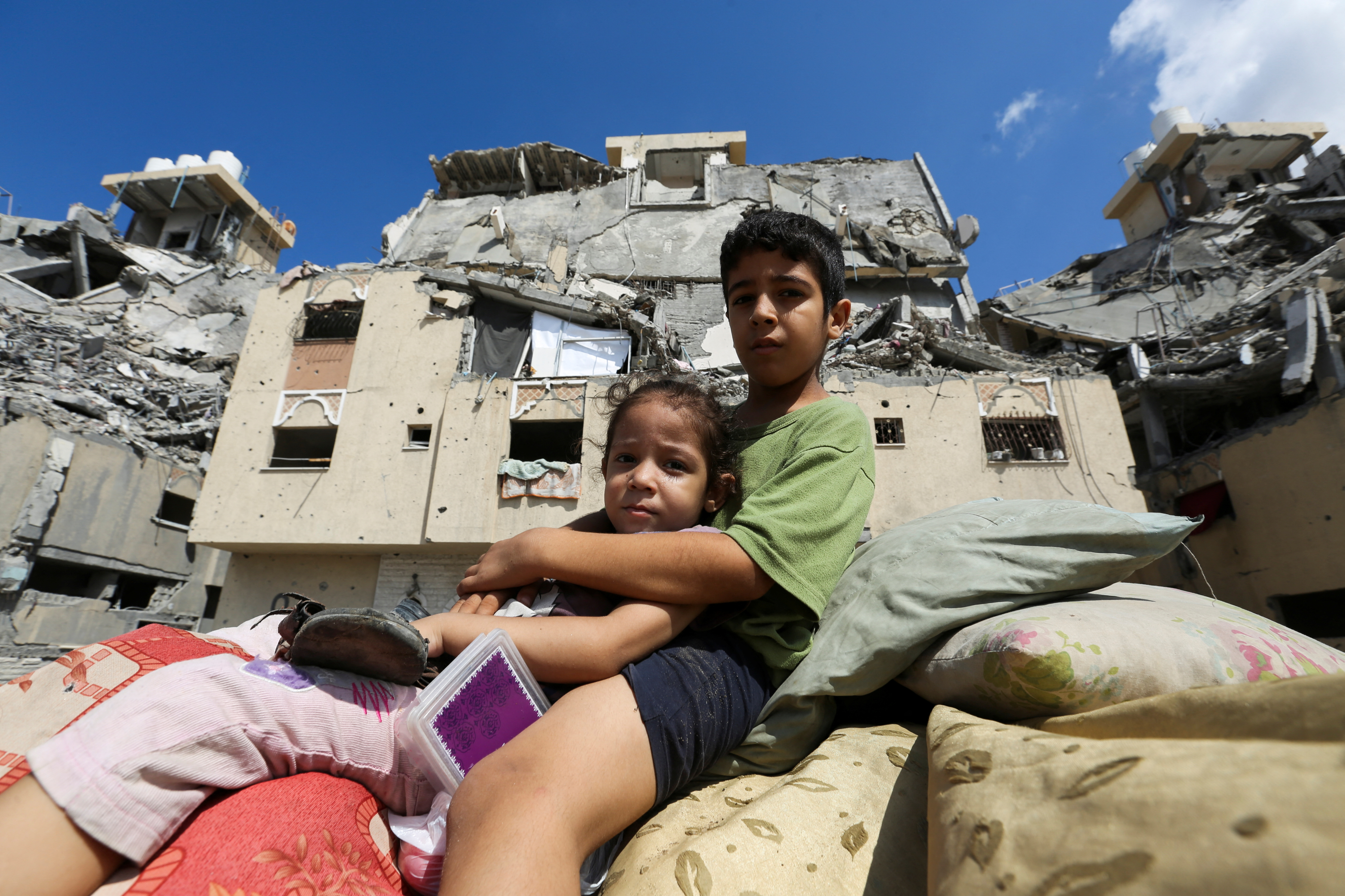 Displaced Palestinian kids make their way as they flee Hamad City following an Israeli evacuation order, amid Israel-Hamas conflict, in Khan Younis in the southern Gaza Strip August 11, 2024. REUTERS/Hatem Khaled