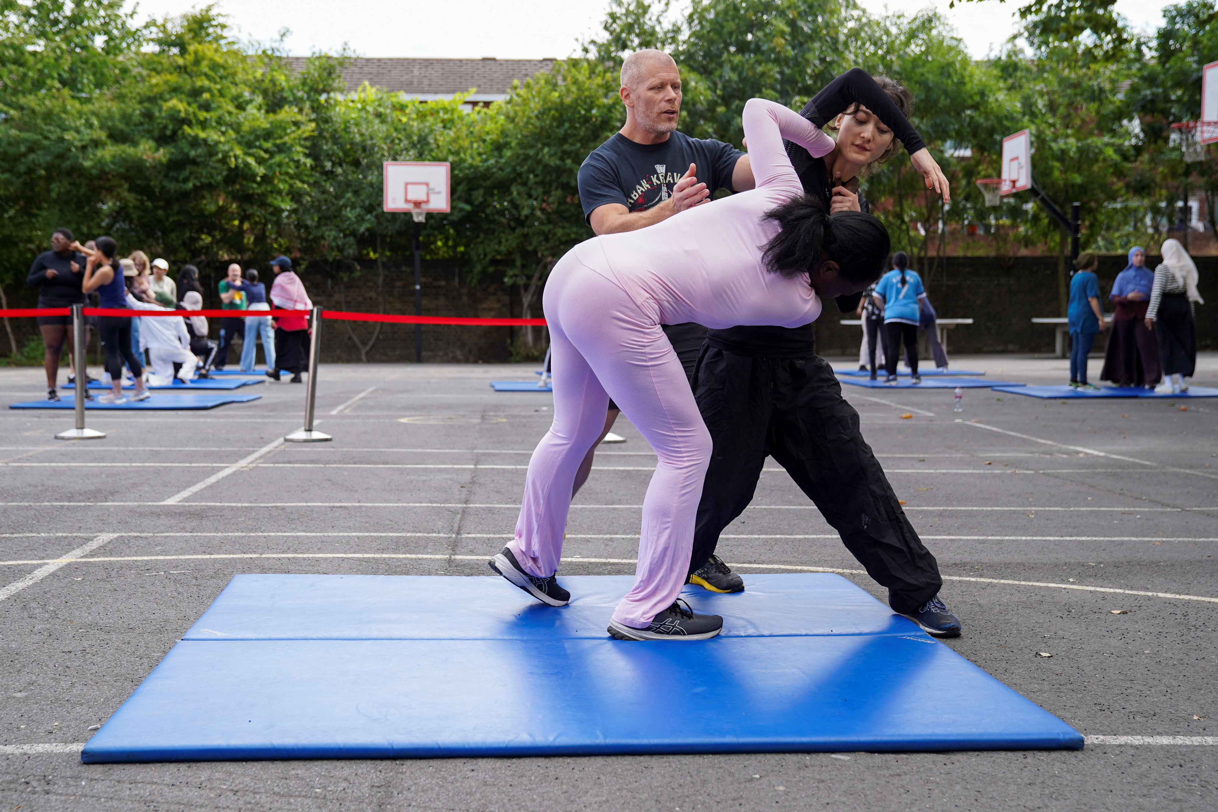 People take part in self defence classes lead by Stewart McGill, in London, Britain, August 10, 2024. REUTERS/Maja Smiejkowska