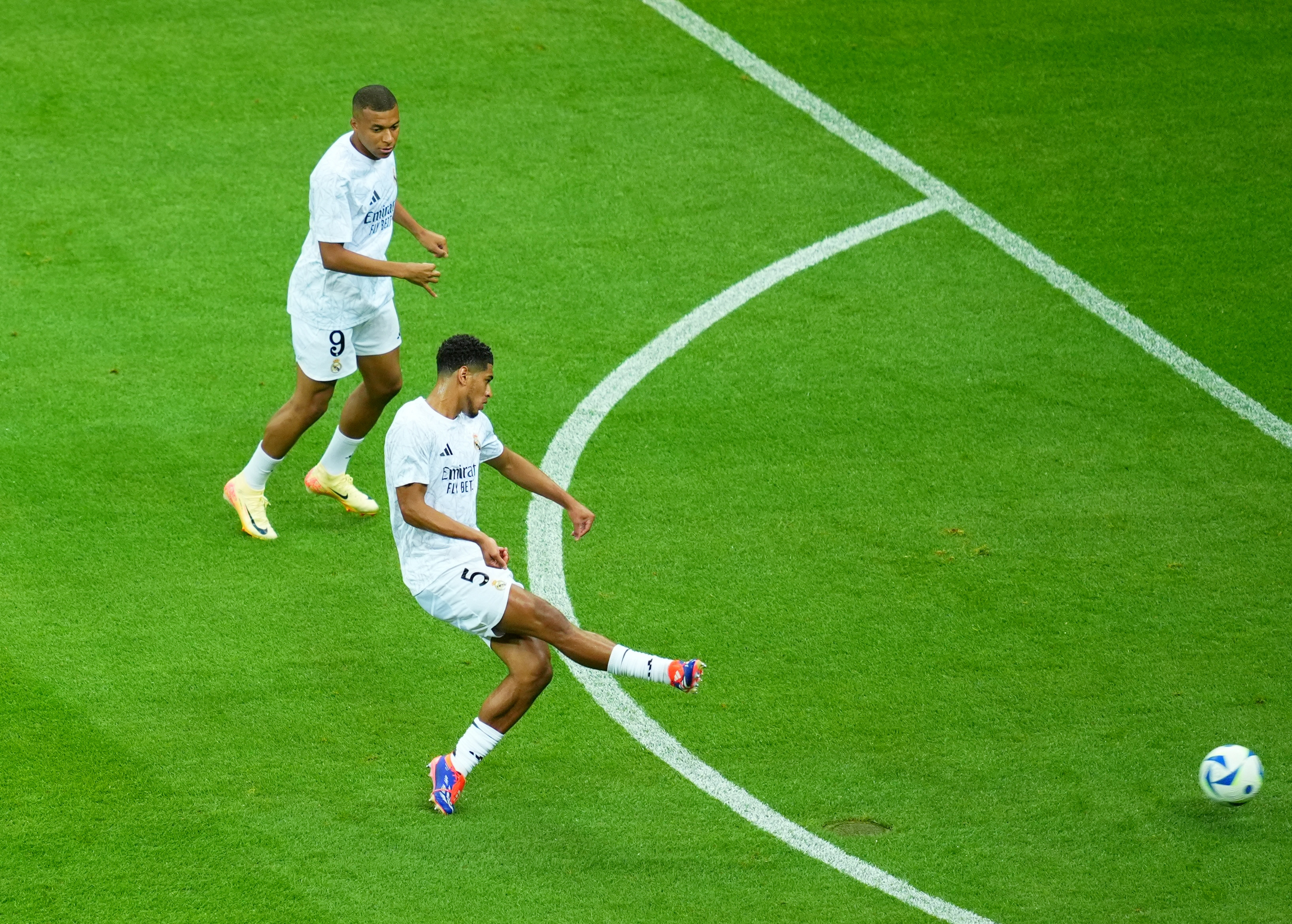 Soccer Football - Super Cup - Real Madrid v Atalanta - National Stadium, Warsaw, Poland - August 14, 2024 Real Madrid's Kylian Mbappe and Jude Bellingham during the warm up before the match REUTERS/Aleksandra Szmigiel