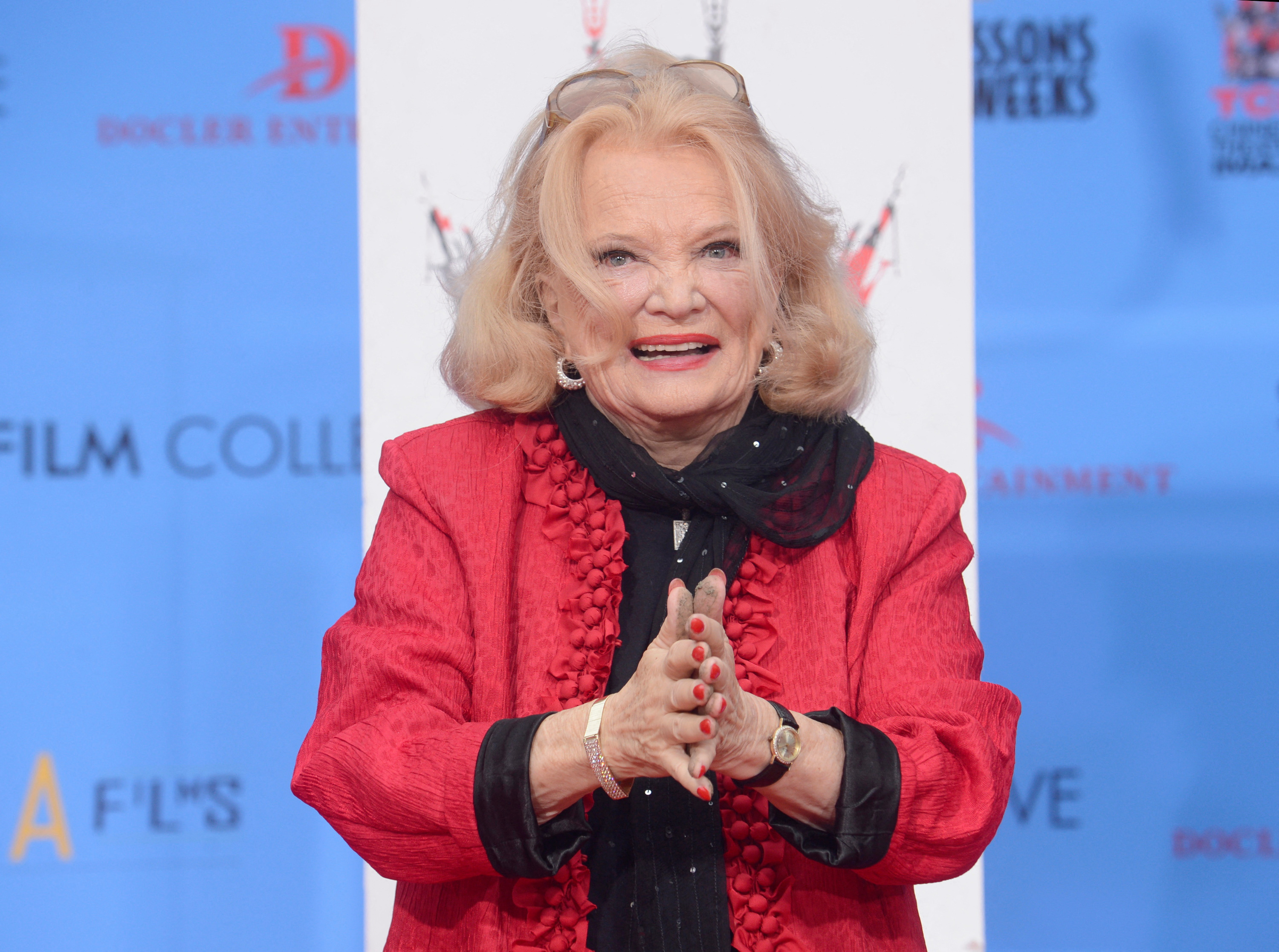 Gena Rowlands poses for photographers