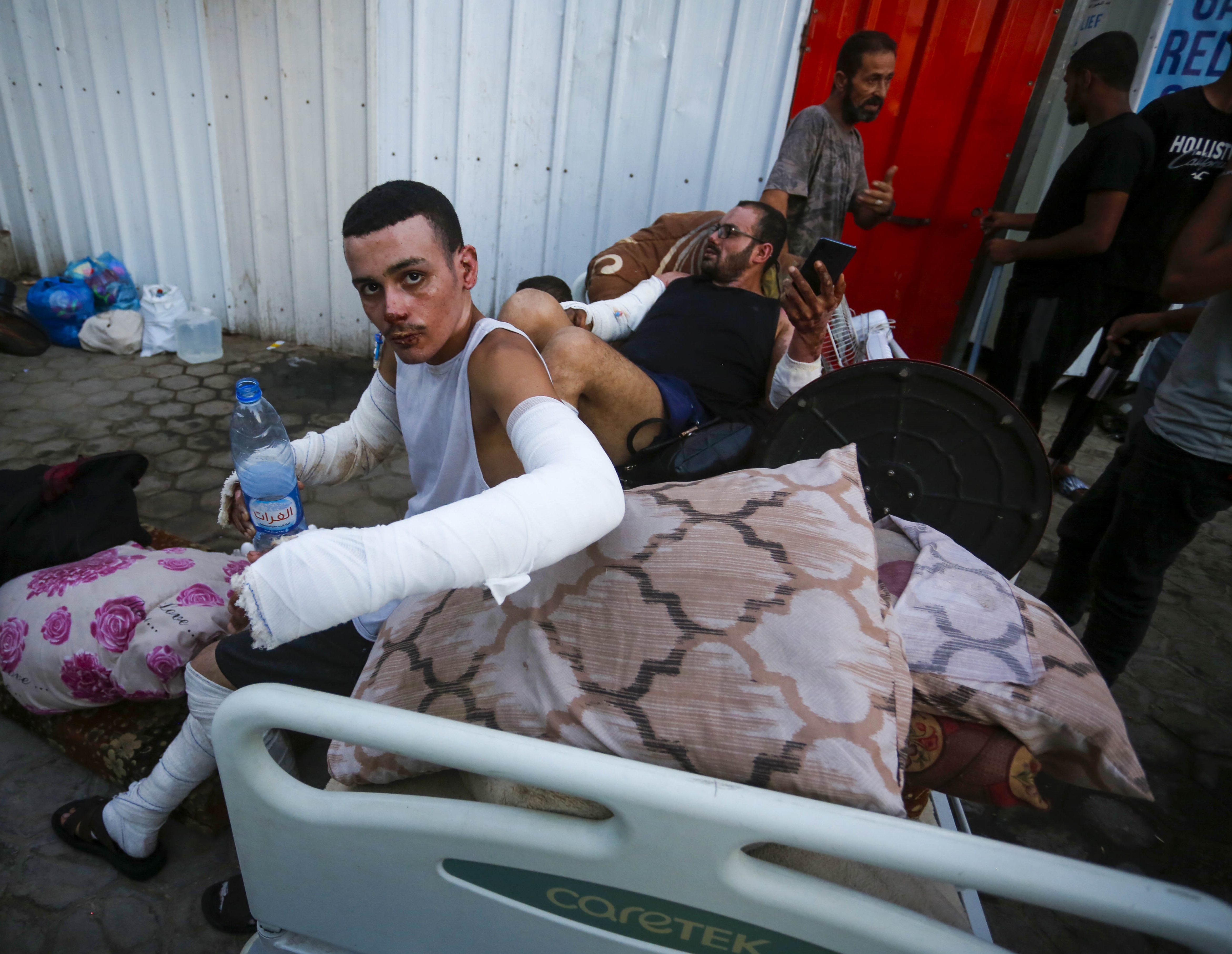 Israeli army orders evacuation of 'humanitarian' area includingAl-Aqsa Hospital,